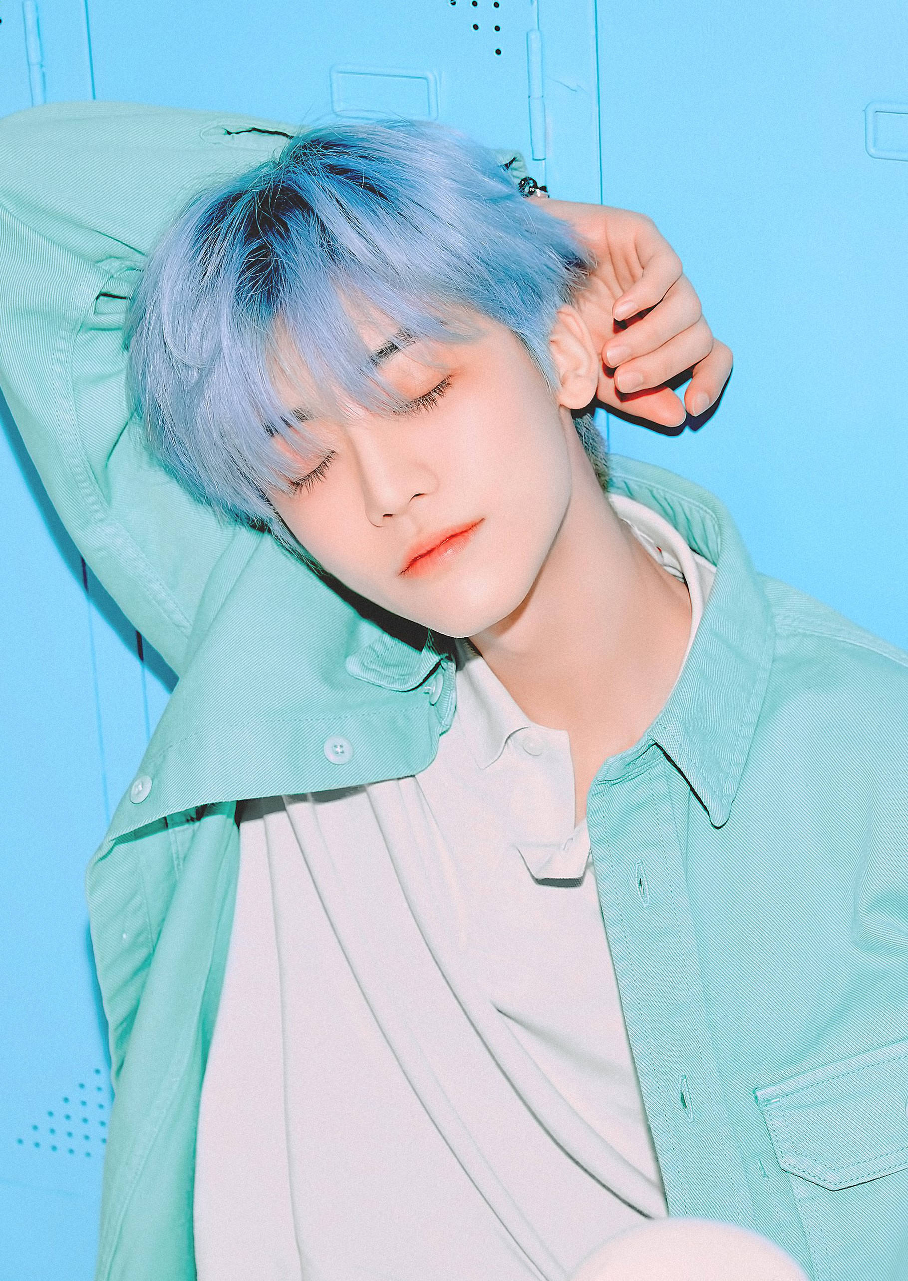 jaemin 桌布 壁紙 — 一個藍色頭髮的年輕人將頭靠在藍色置物櫃上，穿著薄荷綠色夾克。