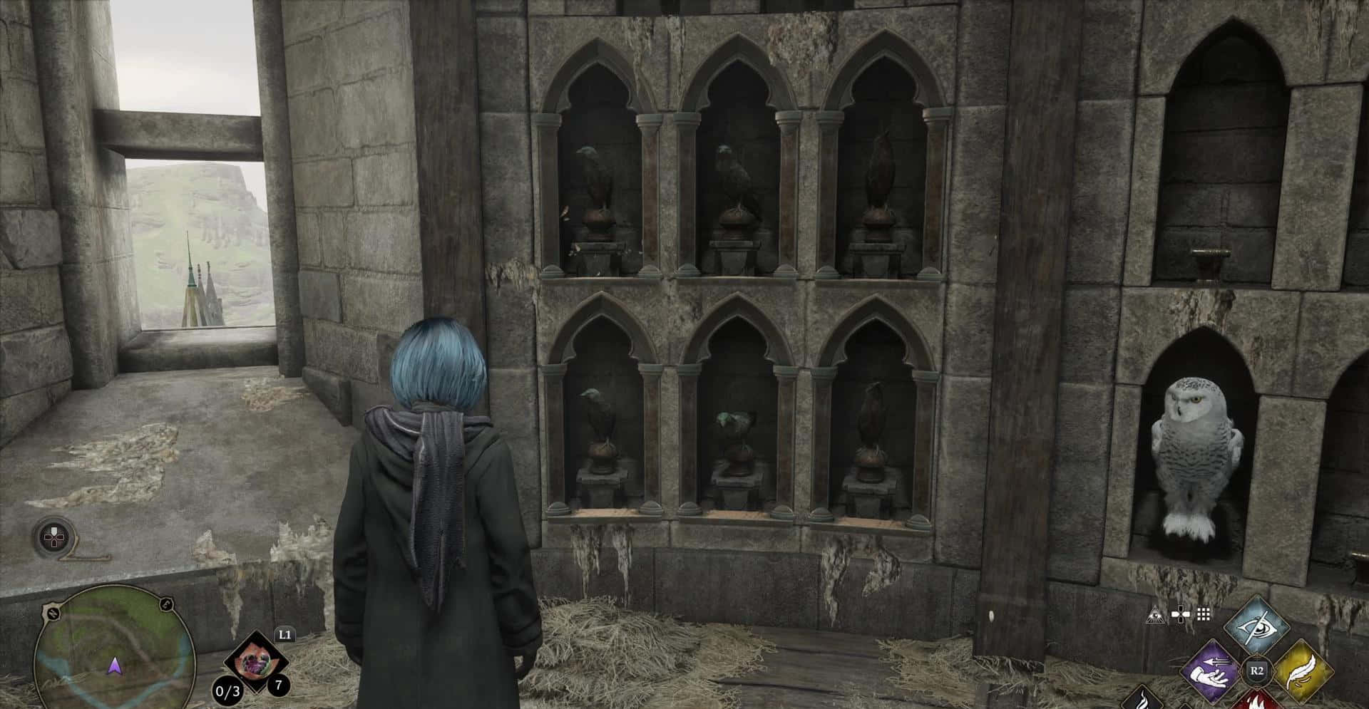 The Hogwarts Owlery 桌布 壁紙 — 一個藍色頭髮的角色站在一個石頭貓頭鷹屋裏，屋裏滿是棲息的貓頭鷹和拱形壁龕，俯瞰著遠處的城堡。