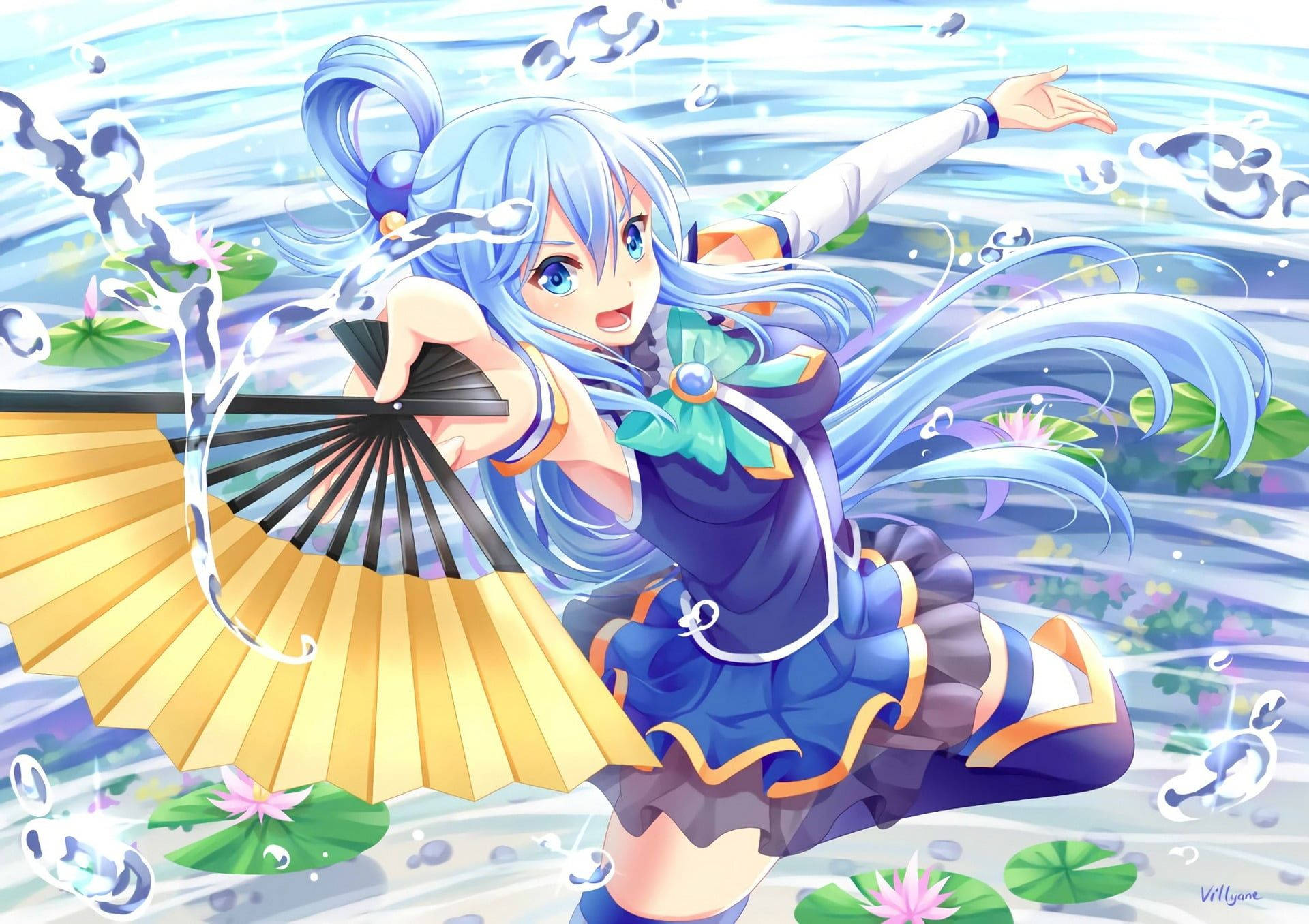 Konosuba 桌布 壁紙 — 一個藍色頭髮的開朗動漫女孩，在飛濺的水花和漂浮的蓮花中揮舞著金色扇子。