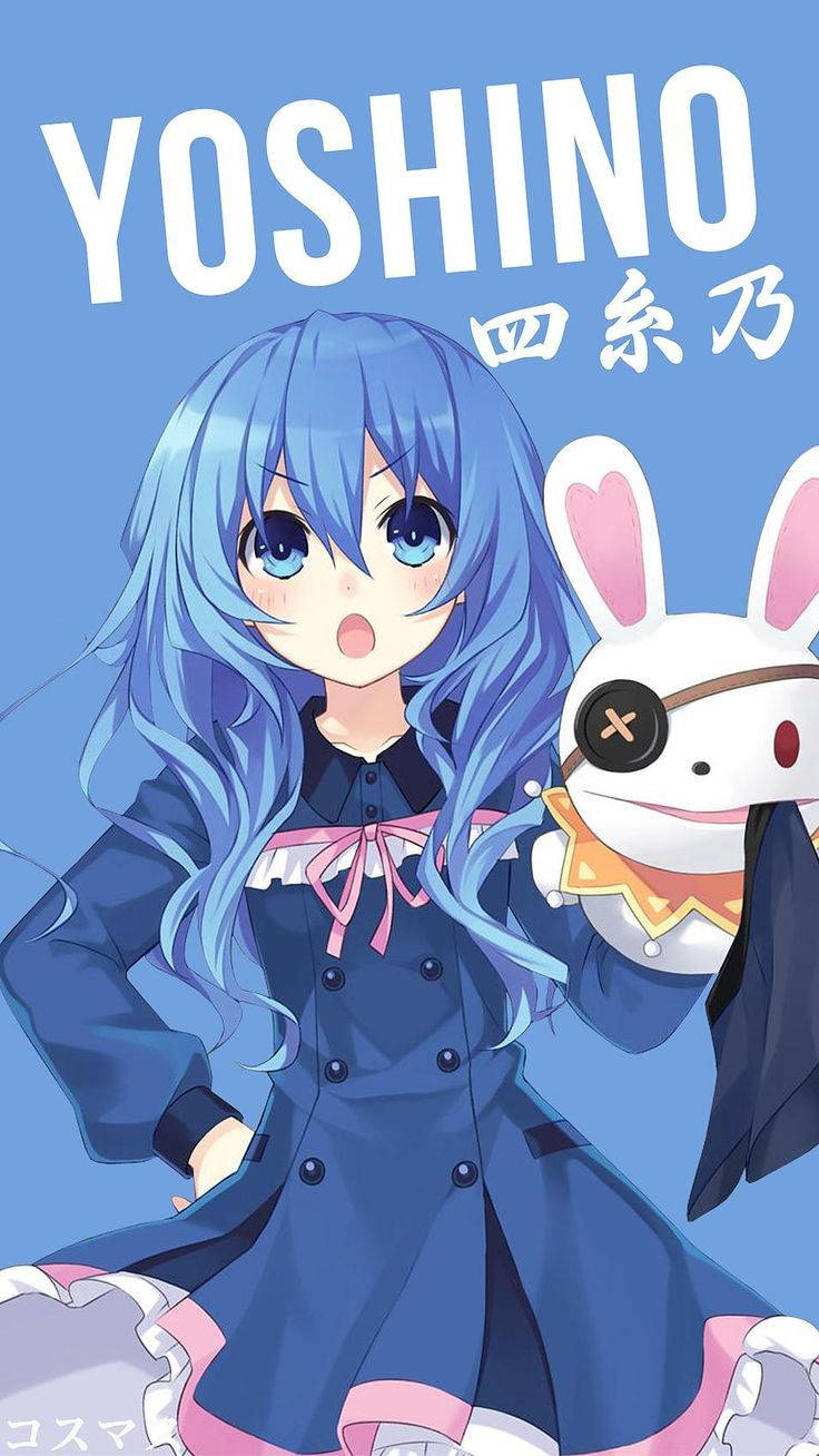 動漫女孩 桌布 壁紙 — 一個藍色頭髮的驚訝動漫女孩，穿著海軍藍連衣裙，在純藍色背景前抱著一隻戴眼罩的白色兔子絨毛玩具。
