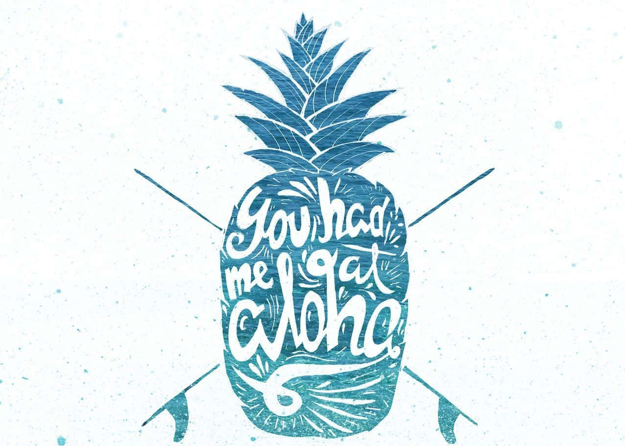 Fruit 桌布 壁紙 — 一個藍色鳳梨插圖，上面有白色字體寫著「You had me at Aloha」，周圍有交叉箭頭，背景有斑點。