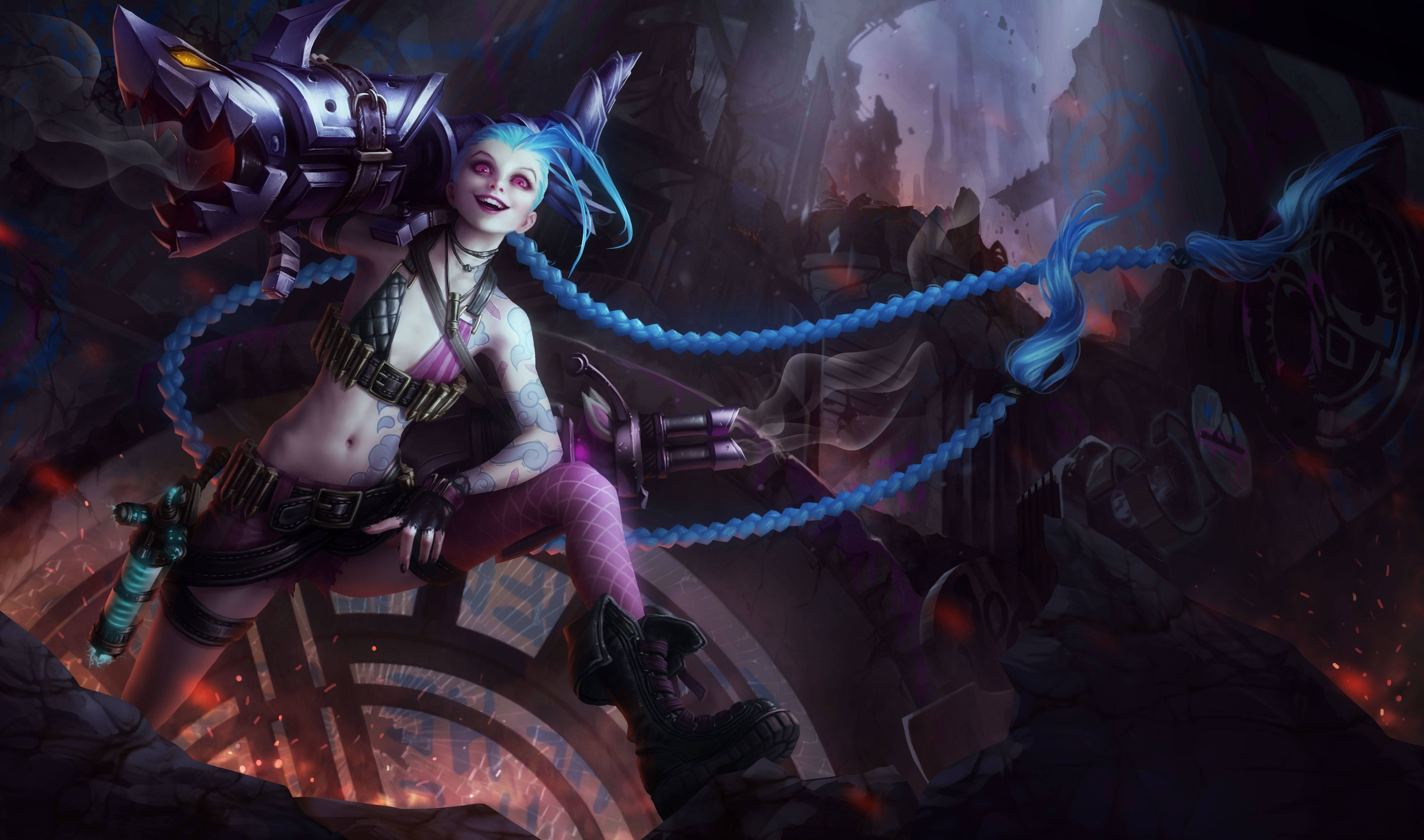 Jinx 桌布 壁紙 — 一個藍髮、機械臂、發光眼睛的兇猛戰士，站在燃燒的廢墟中揮舞著巨大的武器。