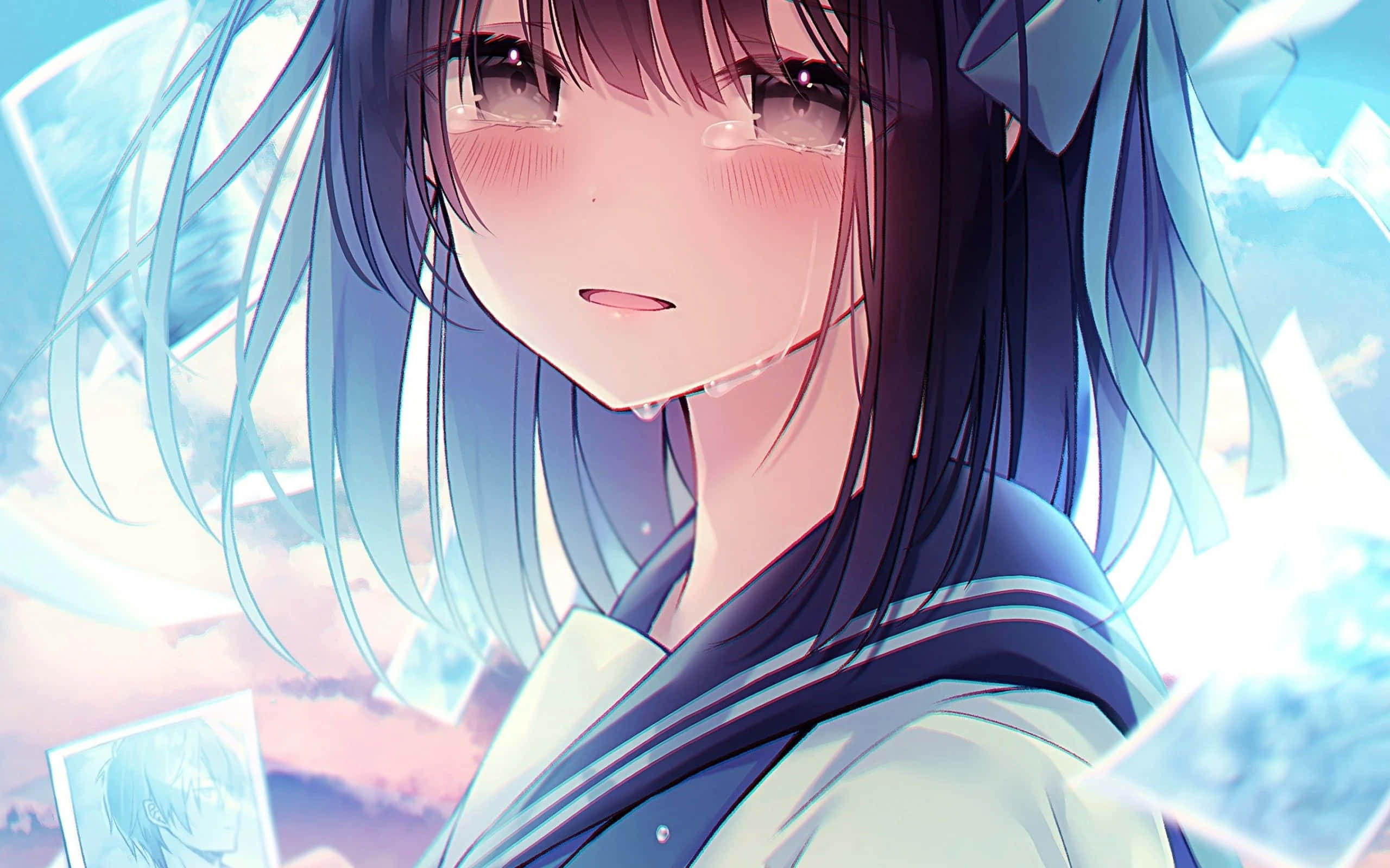 桌布 壁紙 — 一個藍髮、穿著水手服的動漫女孩流著淚，在夢幻的天空背景下溫柔地微笑。