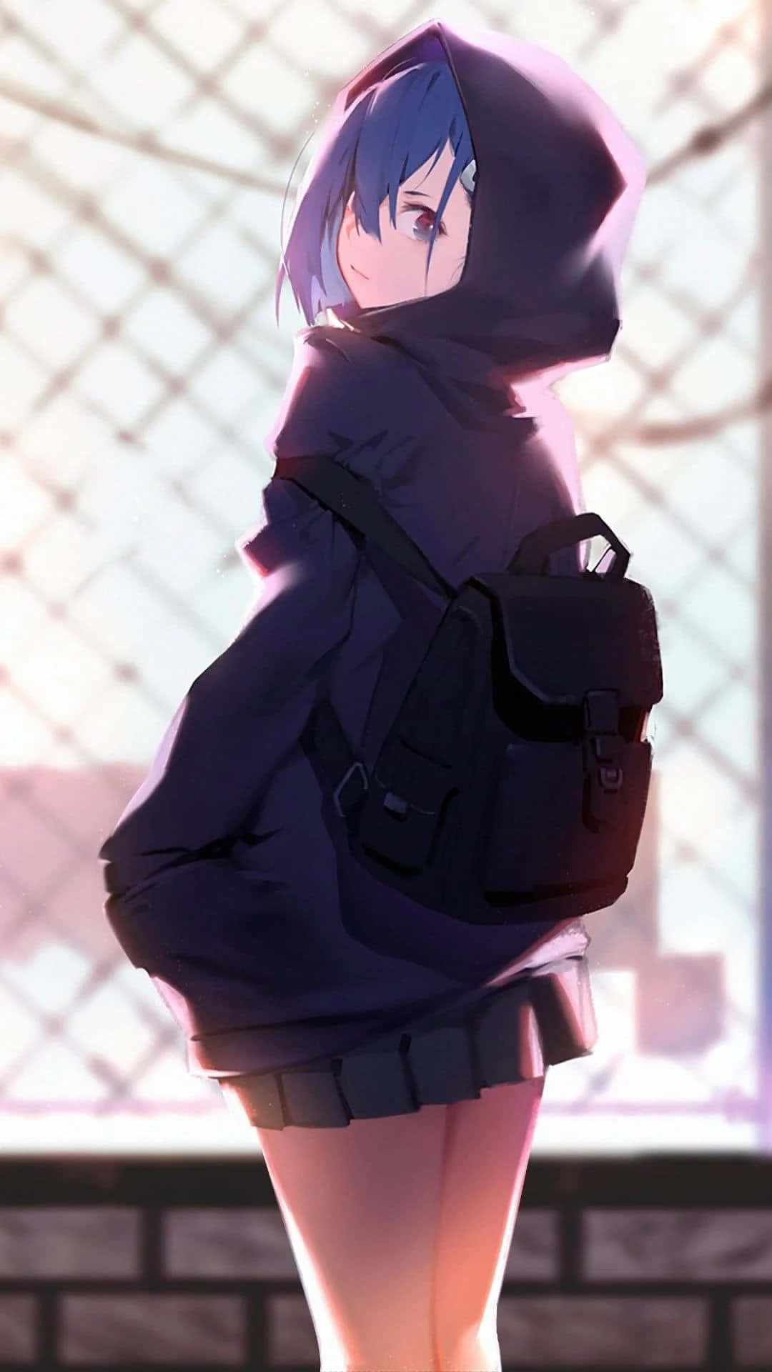 動漫女孩連帽上衣 桌布 壁紙 — 一個藍髮動漫女孩，穿著深色連帽衫和背包，站在柔和的日落光線中，旁邊是鐵絲網圍欄。
