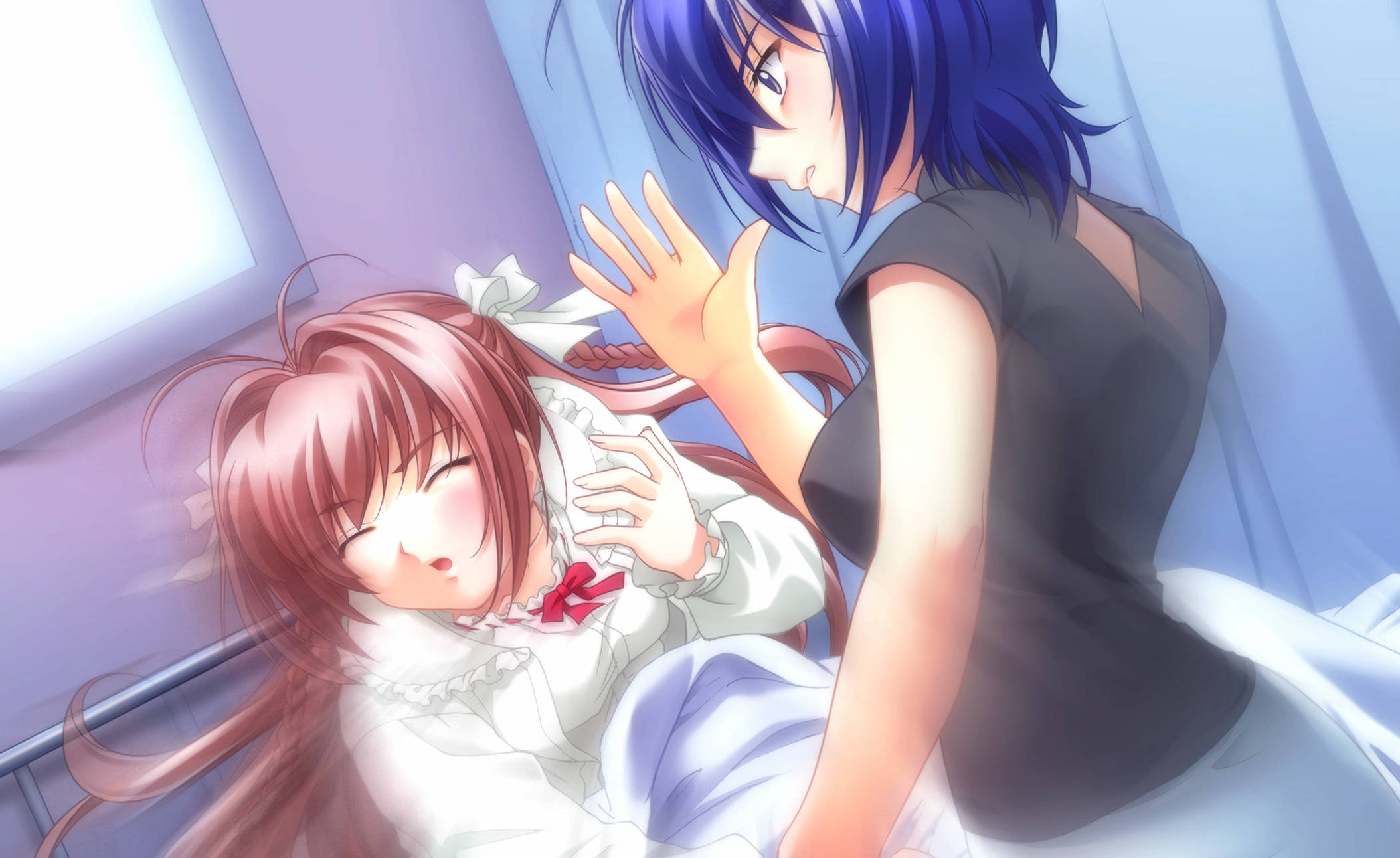 kimi ga nozomu eien 桌布 壁紙 — 一個藍髮動漫女孩在柔和燈光的臥室中，輕輕伸手觸碰一個正在睡覺的粉紅髮動漫女孩。