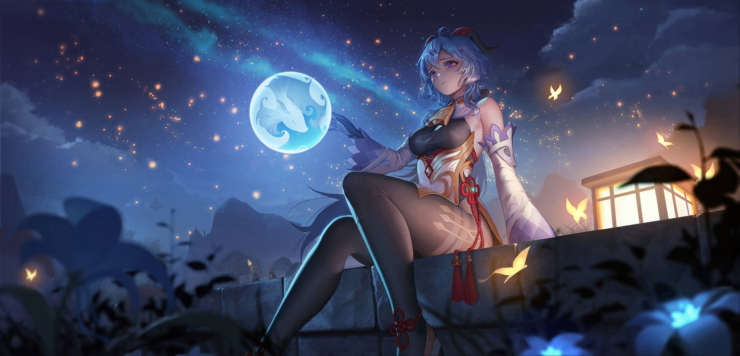 Genshin 桌布 壁紙 — 一個藍髮動漫女孩夜晚坐在石牆上，在星空下拿著發光的藍色球體，附近有螢火蟲和點亮的燈籠。