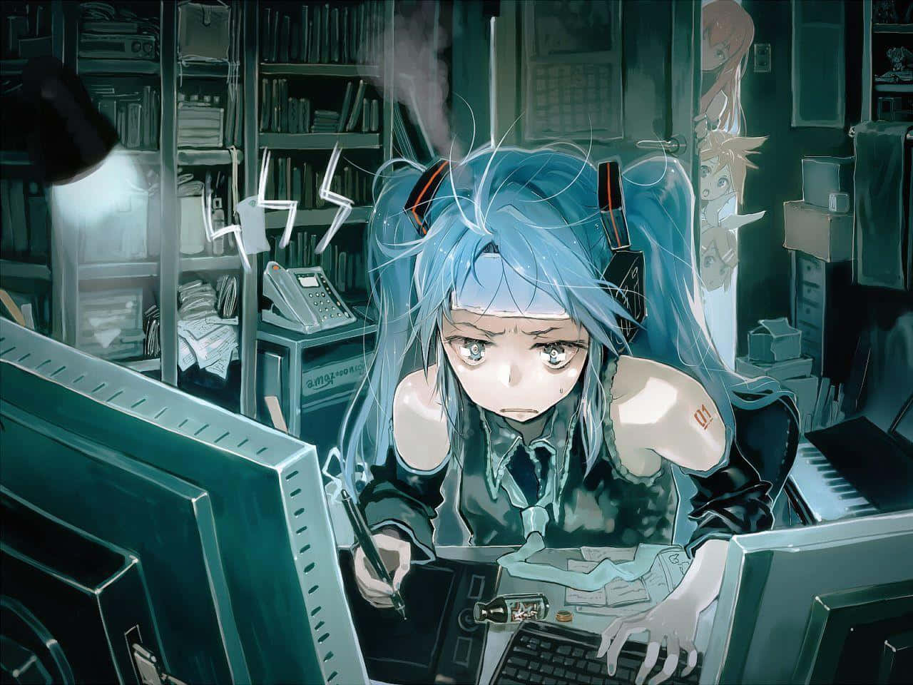 初音未來 桌布 壁紙 — 一個藍髮動漫女孩帶著疲憊的眼神，在昏暗的房間裡，被發光的顯示器和成堆的書籍包圍，在雜亂的桌子上奮鬥。