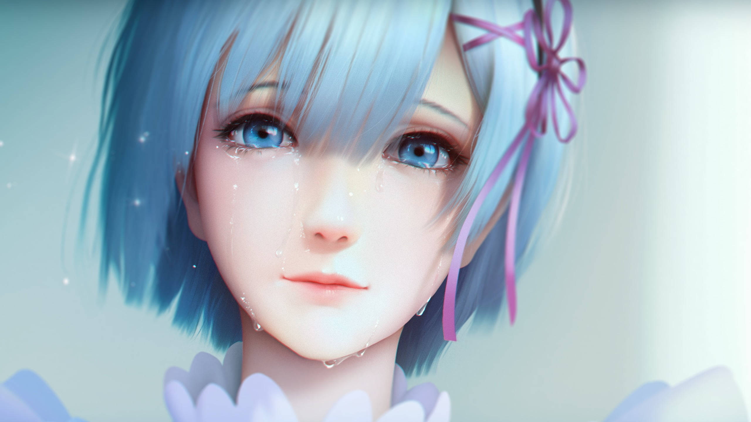 Rem 桌布 壁紙 — 一個藍髮動漫女孩的特寫，她含淚的眼睛和頭髮上的粉紅色絲帶，背景柔和發光。