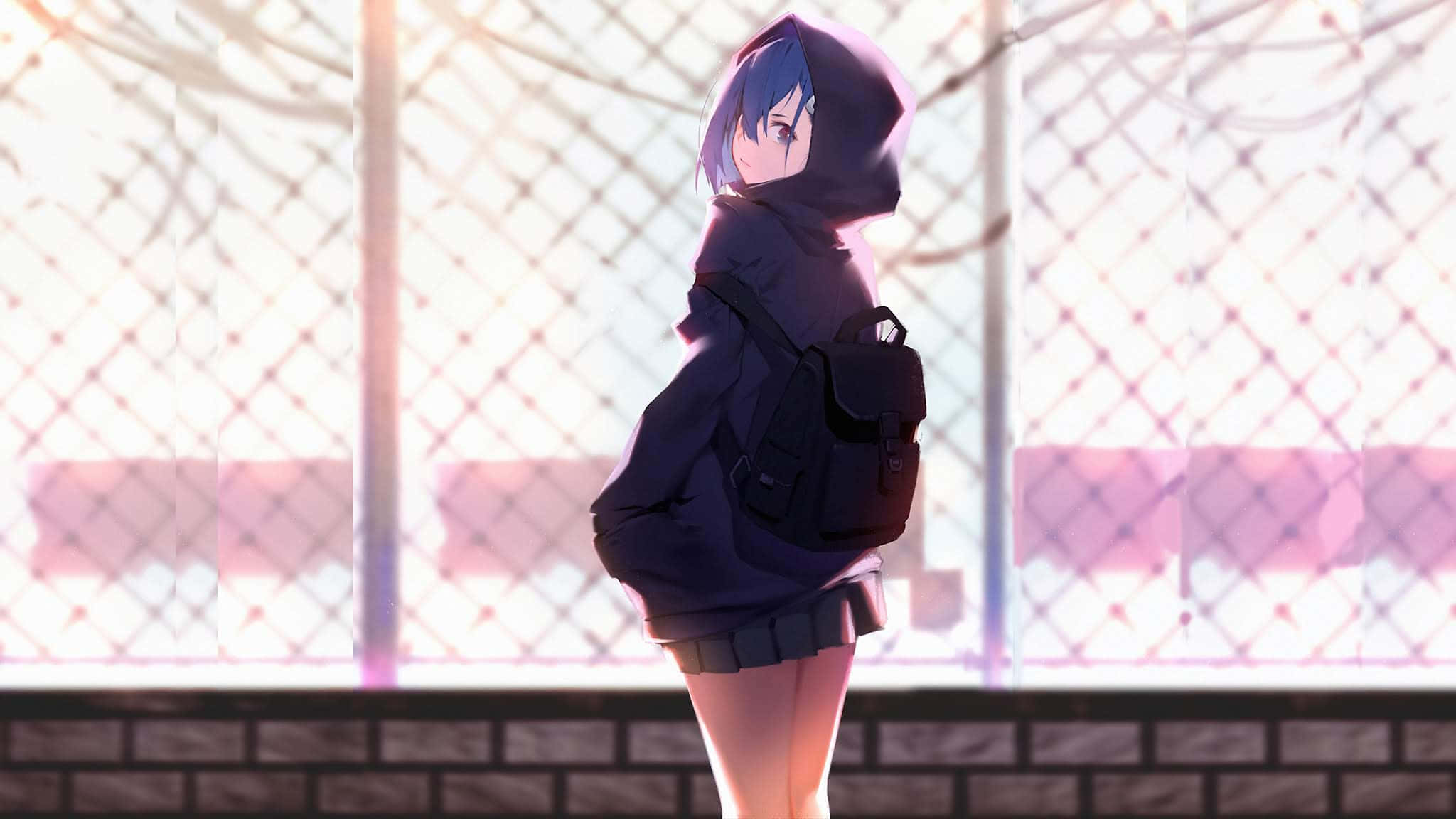 動漫女孩連帽上衣 桌布 壁紙 — 一個藍髮動漫女孩穿著深色連帽衫和背包，站在被柔和粉紅和紫色夕陽籠罩的鐵絲網圍欄旁。
