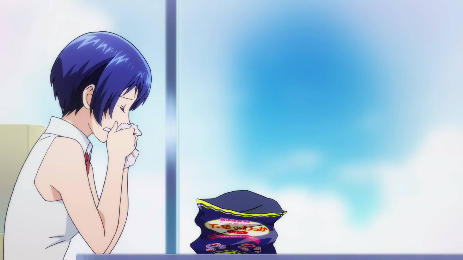 Grand Blue 桌布 壁紙 — 一個藍髮動漫女孩穿著白襯衫坐在窗邊，拿著衛生紙貼在臉上，旁邊有一袋零食。