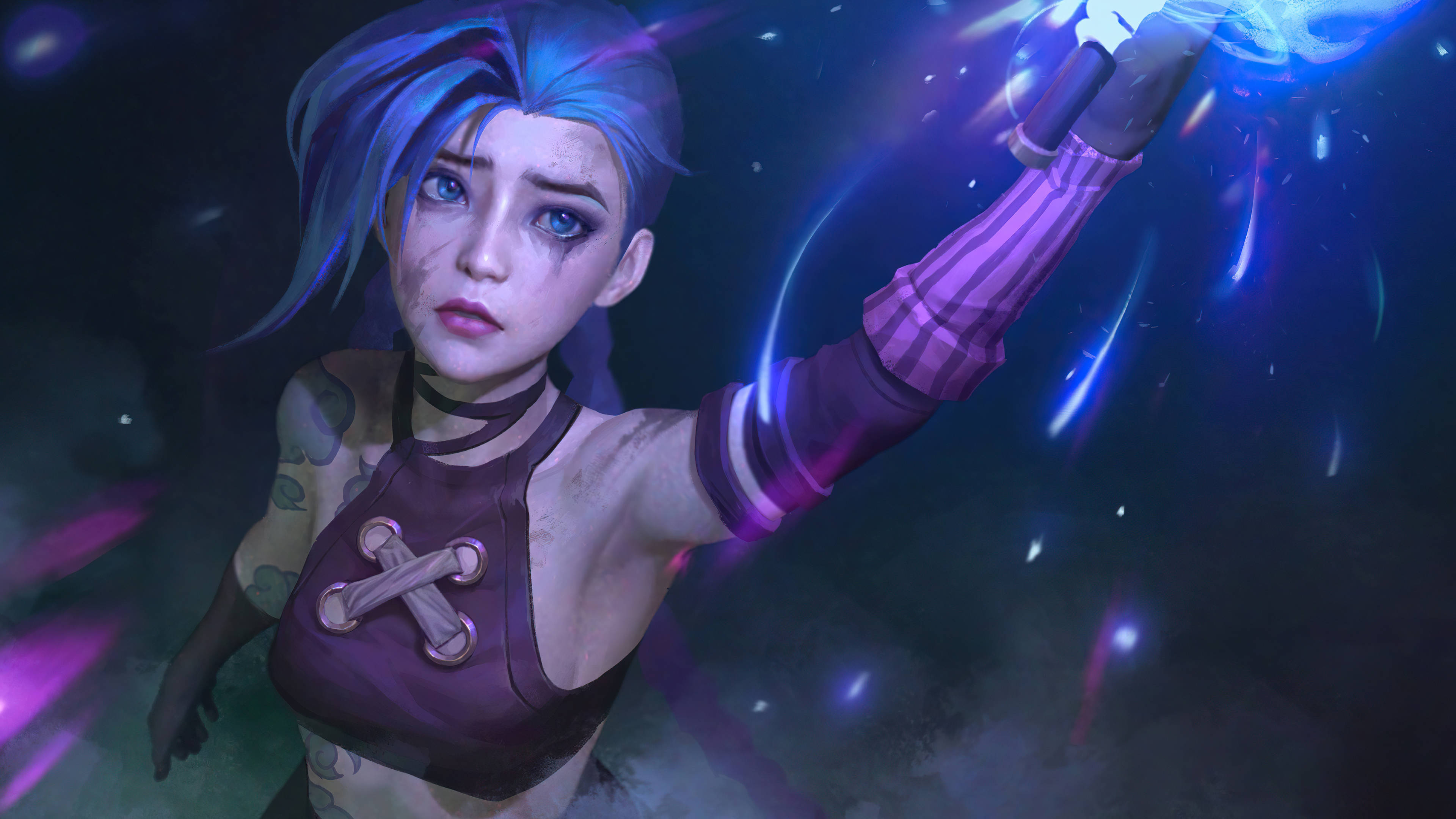 Jinx 桌布 壁紙 — 一個藍髮動漫女孩穿著紫色上衣，在黑暗的宇宙背景下，帶著堅定的表情引導發光的藍色能量。