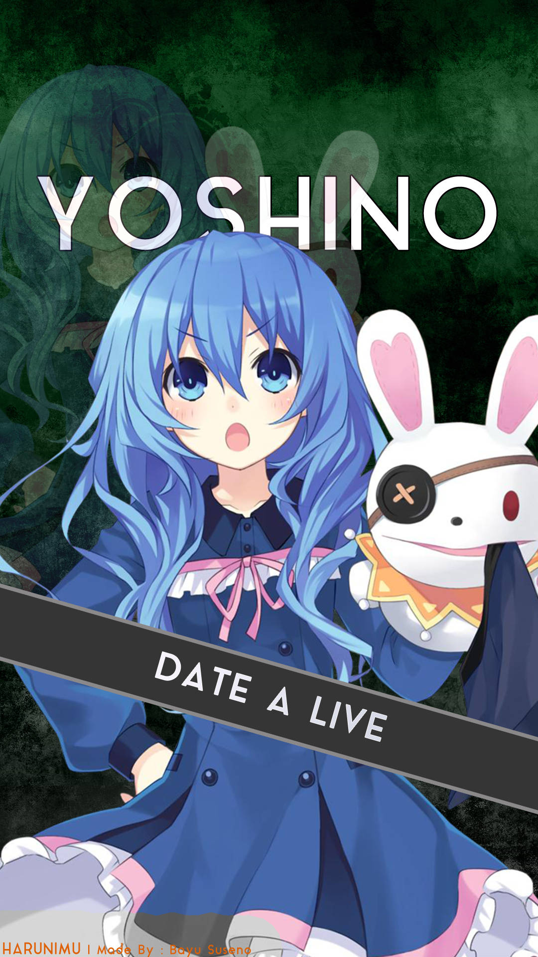 yoshino himekawa 桌布 壁紙 — 一個藍髮動漫女孩穿著藍色連衣裙，驚訝地抱著一隻白色兔子毛絨玩具，背景是深綠色，帶有文字疊加。