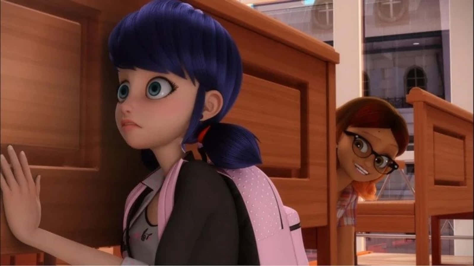 Miraculous 桌布 壁紙 — 一個藍髮動漫女孩背著粉紅色背包，當一個微笑的女孩從木桌後面探頭出來時，她顯得驚訝。