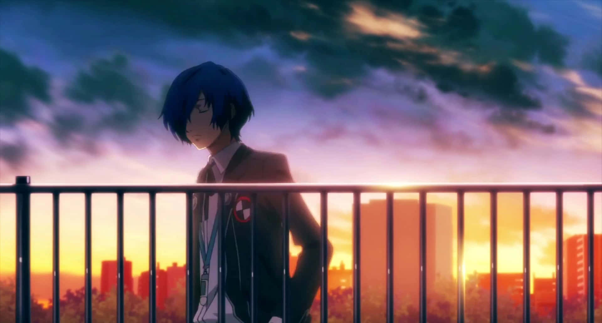 Anime Character 桌布 壁紙 — 一個藍髮動漫男孩穿著校服，在日落時分站在陽台上，剪影映襯著充滿活力的橙色和紫色天空。