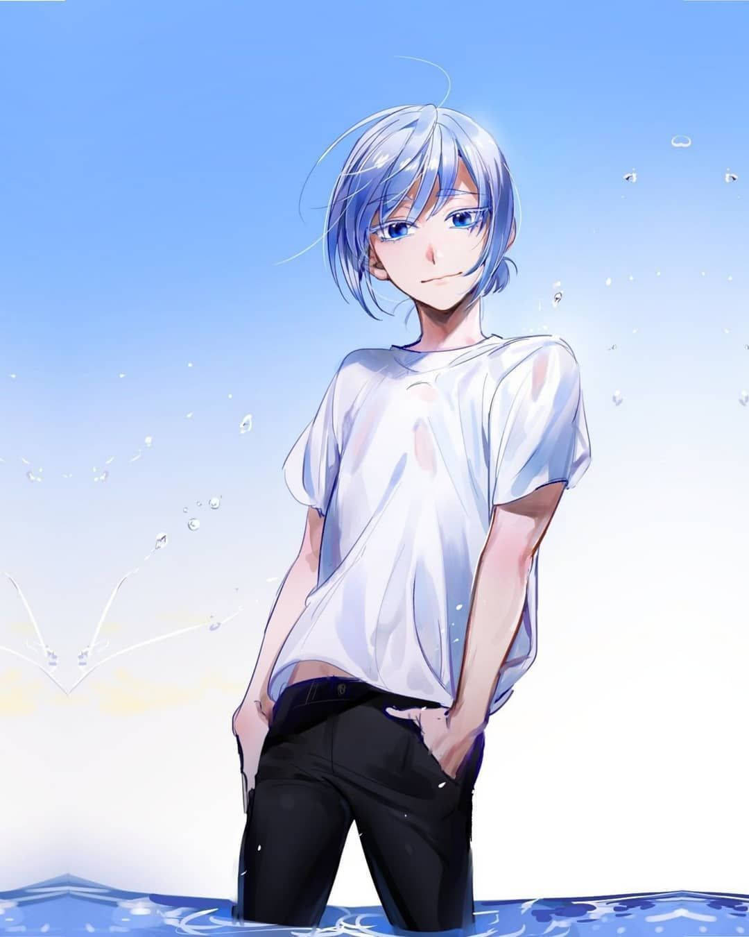 Anime Blue Boy 桌布 壁紙 — 一個藍髮動漫男孩站在淺水中，頭頂是清澈的藍天，周圍漂浮著水滴。