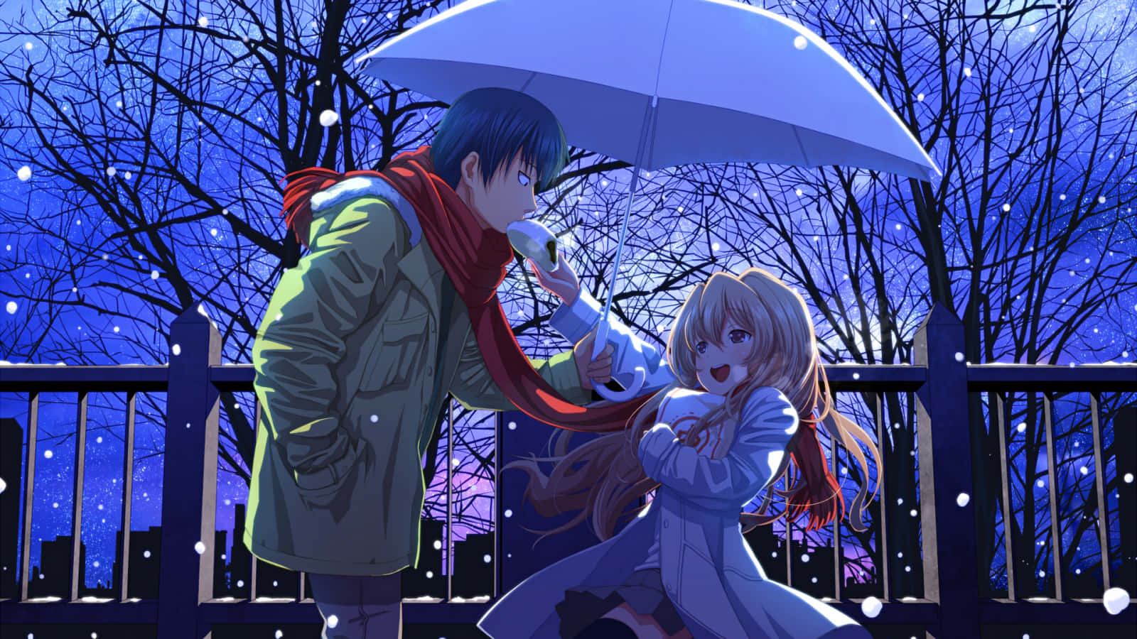 Ryuuji Takasu 桌布 壁紙 — 一個藍髮動漫男孩與一個微笑的女孩在白色雨傘下分享一杯熱飲，雪花在暮色城市景觀中飄落。