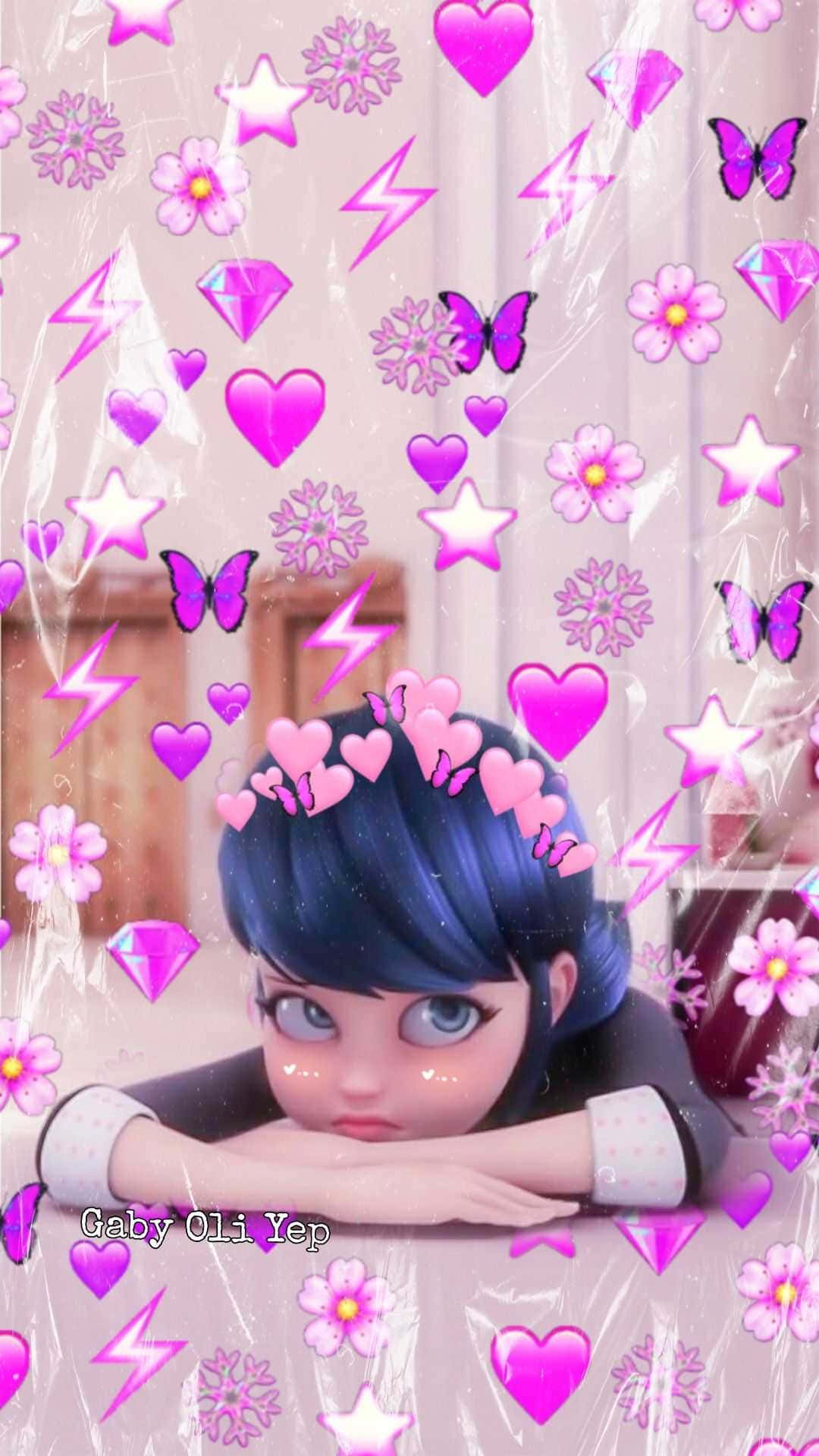 Marinette 桌布 壁紙 — 一個藍髮少女在充滿愛心、花朵、蝴蝶和閃光的半透明粉紅色覆蓋層下面，將下巴擱在手臂上。