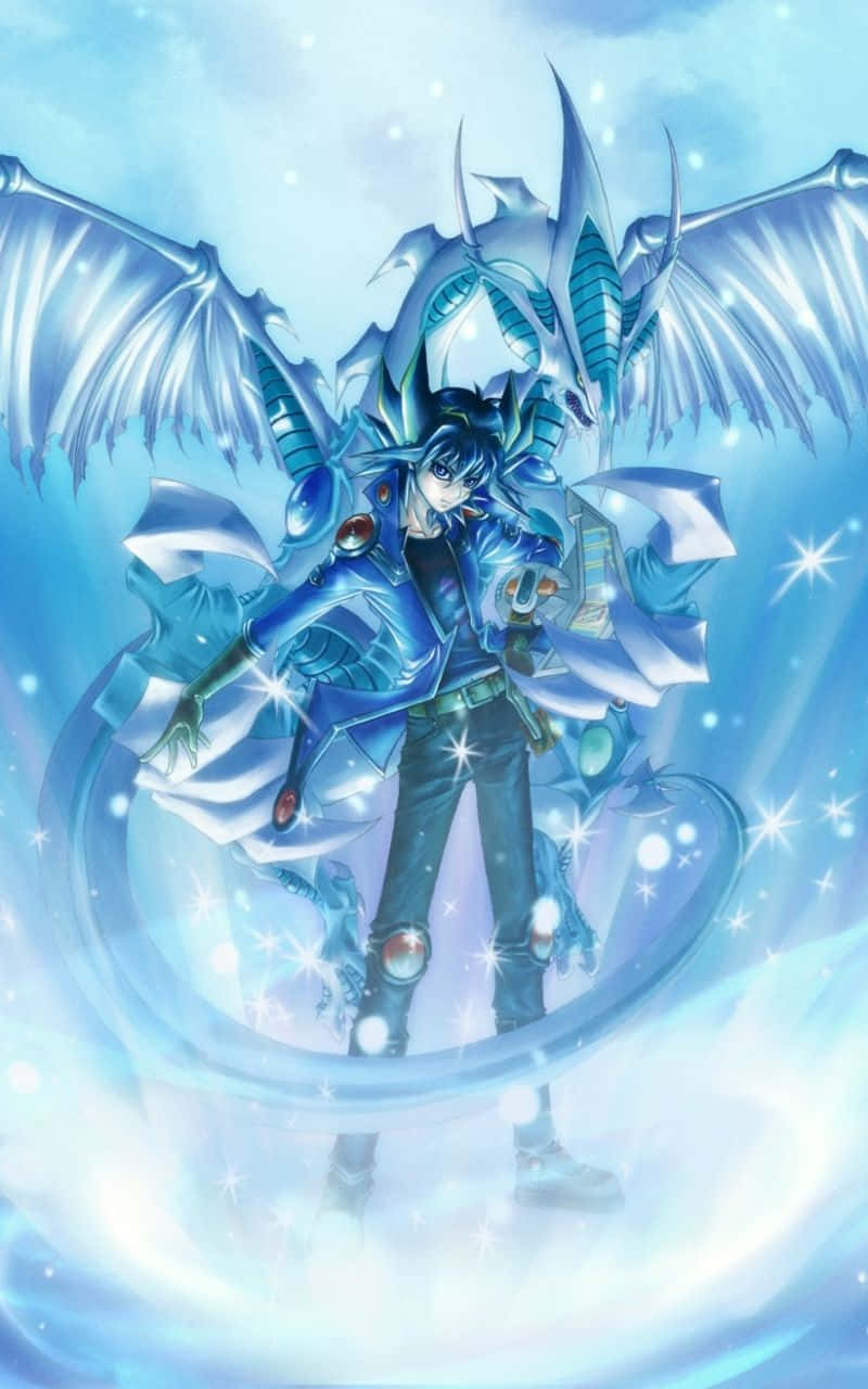 Yusei Fudo 桌布 壁紙 — 一個藍髮的動漫角色與一條龍站在發光的藍色光環中，周圍環繞著閃爍的粒子。