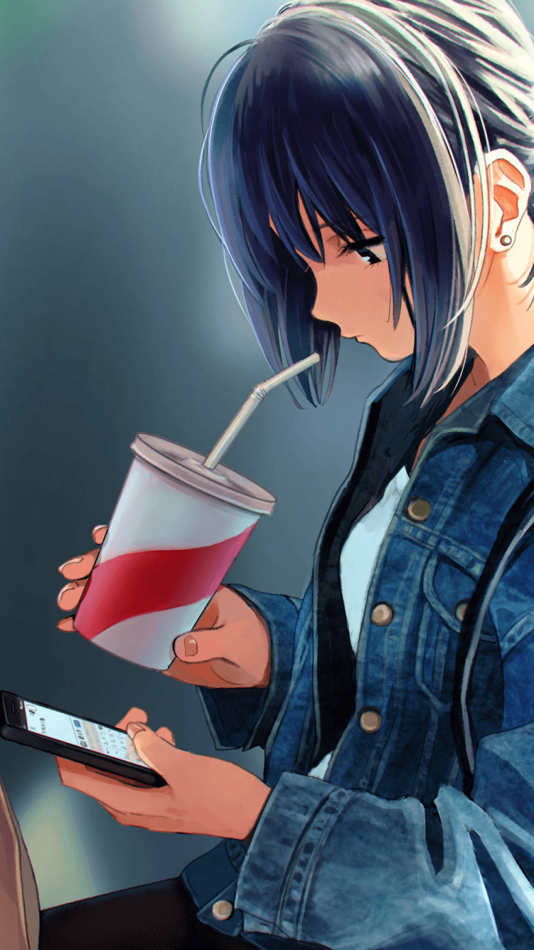 動漫女孩 桌布 壁紙 — 一個藍髮的年輕動漫女孩在昏暗的環境中一邊喝飲料一邊用手機發簡訊。