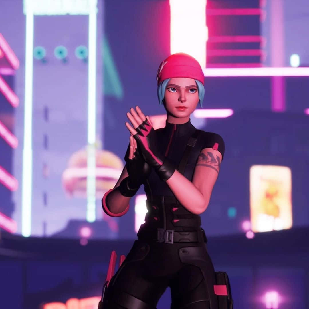 Fortnite 造型 桌布 壁紙 — 一個藍髮紅帽的賽博龐克動漫女孩站在霓虹燈閃爍的城市景觀中，雙手緊握，發光的燈光反射在她的裝備上。