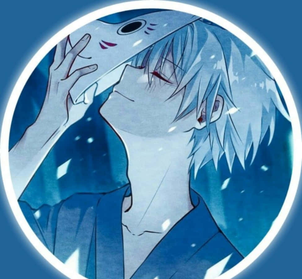 動漫男孩 桌布 壁紙 — 一個藍髮紅眼的動漫男孩輕輕觸摸一個魚面具，背景是發光的藍色圓形。