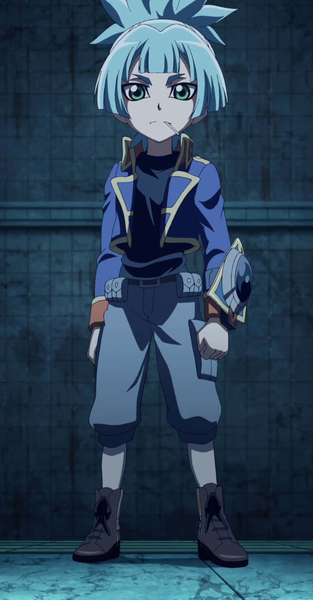 Sora Shiunin 桌布 壁紙 — 一個藍髮綠眼的動漫角色自信地站在光線昏暗的石頭走廊中，手持發光裝置。