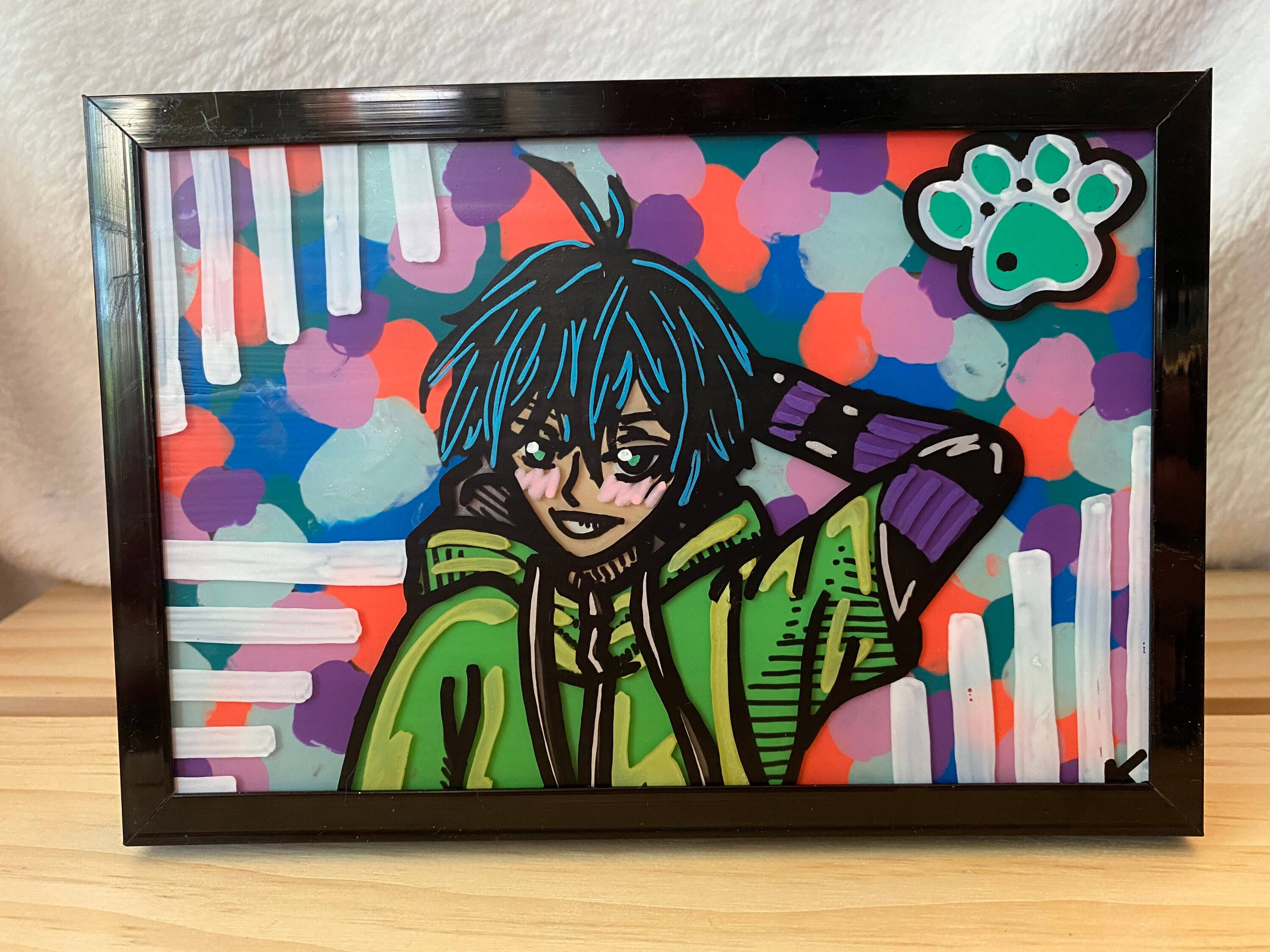 Miya 桌布 壁紙 — 一個藍髮角色穿著綠色連帽衫，在色彩繽紛的抽象背景前，帶有爪印貼紙的框裝動漫風格插圖。