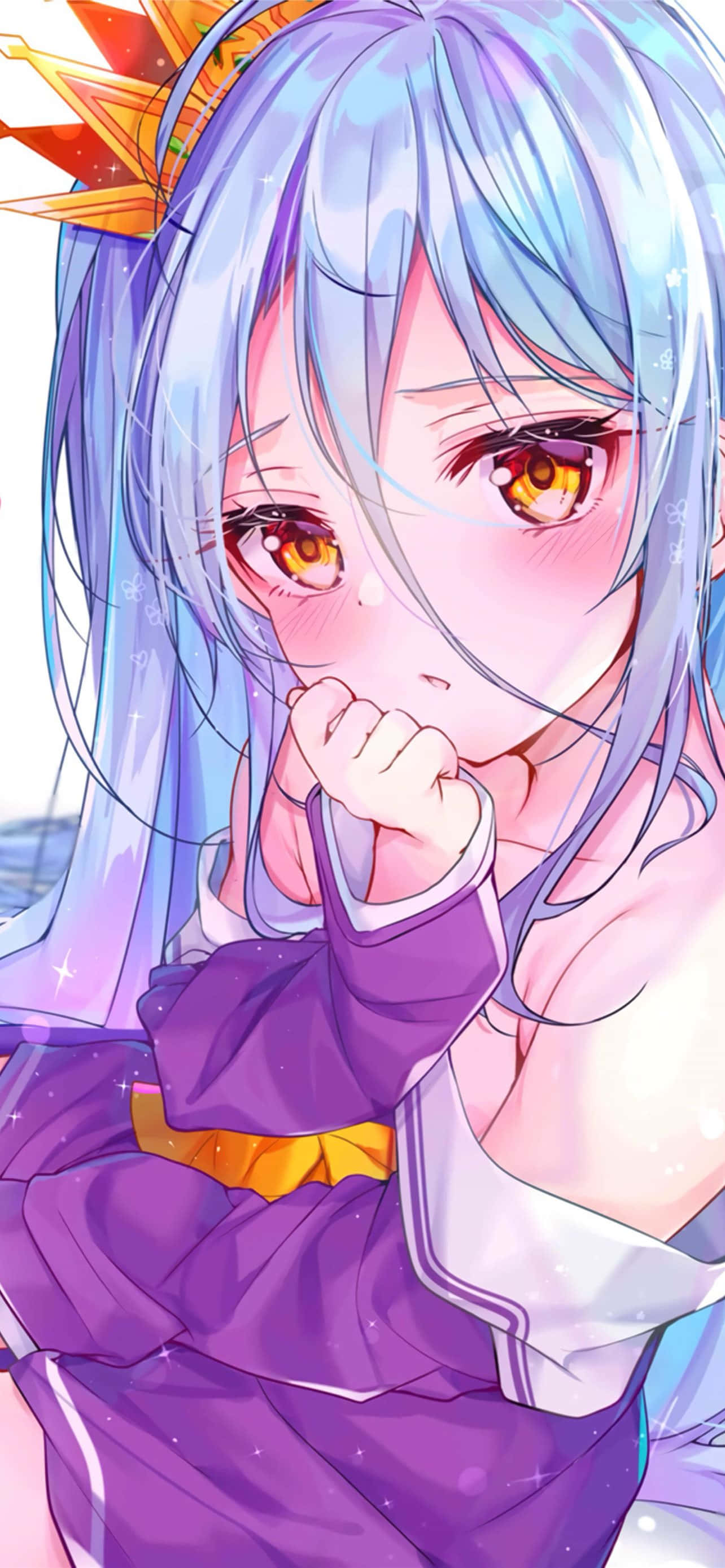 動漫 桌布 壁紙 — 一個藍髮金眼的動漫少女近距離特寫，穿著紫色服裝和星形皇冠，害羞地看著觀眾。