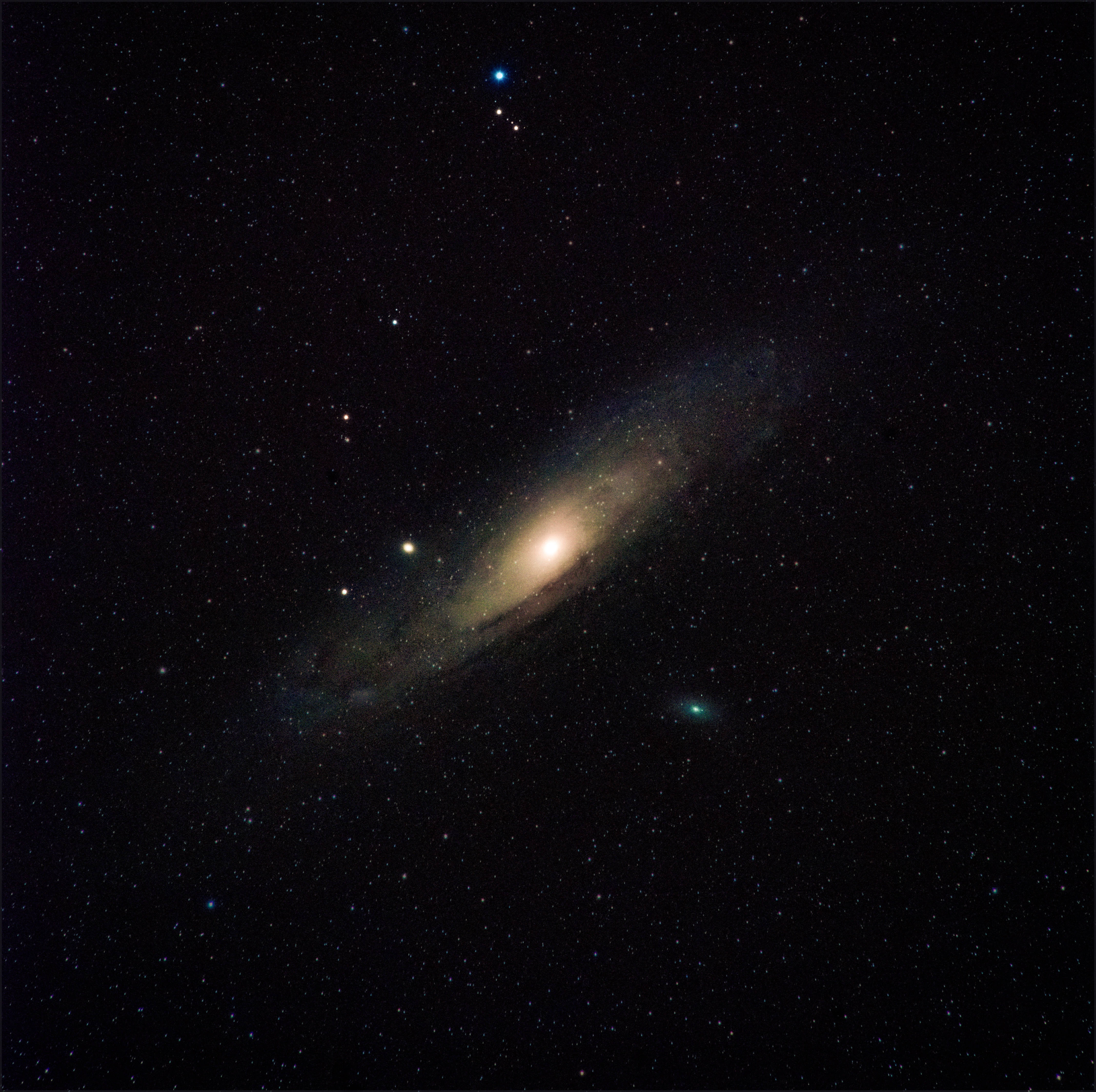 Stars 桌布 壁紙 — 一個螺旋星系在深邃黑色天空下的星場中，散發著金色核心和塵埃臂的光芒。