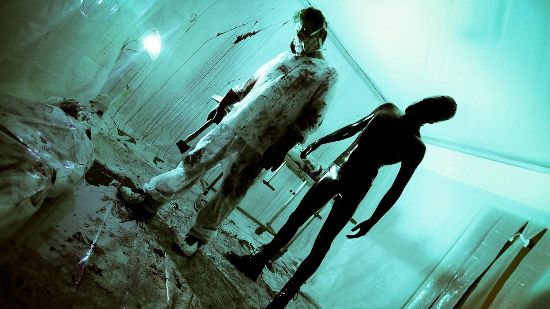 American Horror Story 桌布 壁紙 — 一個血淋淋的人物穿著防護衣站在一個俯臥的剪影上方，在一個骯髒、青綠色燈光的工業房間裡。