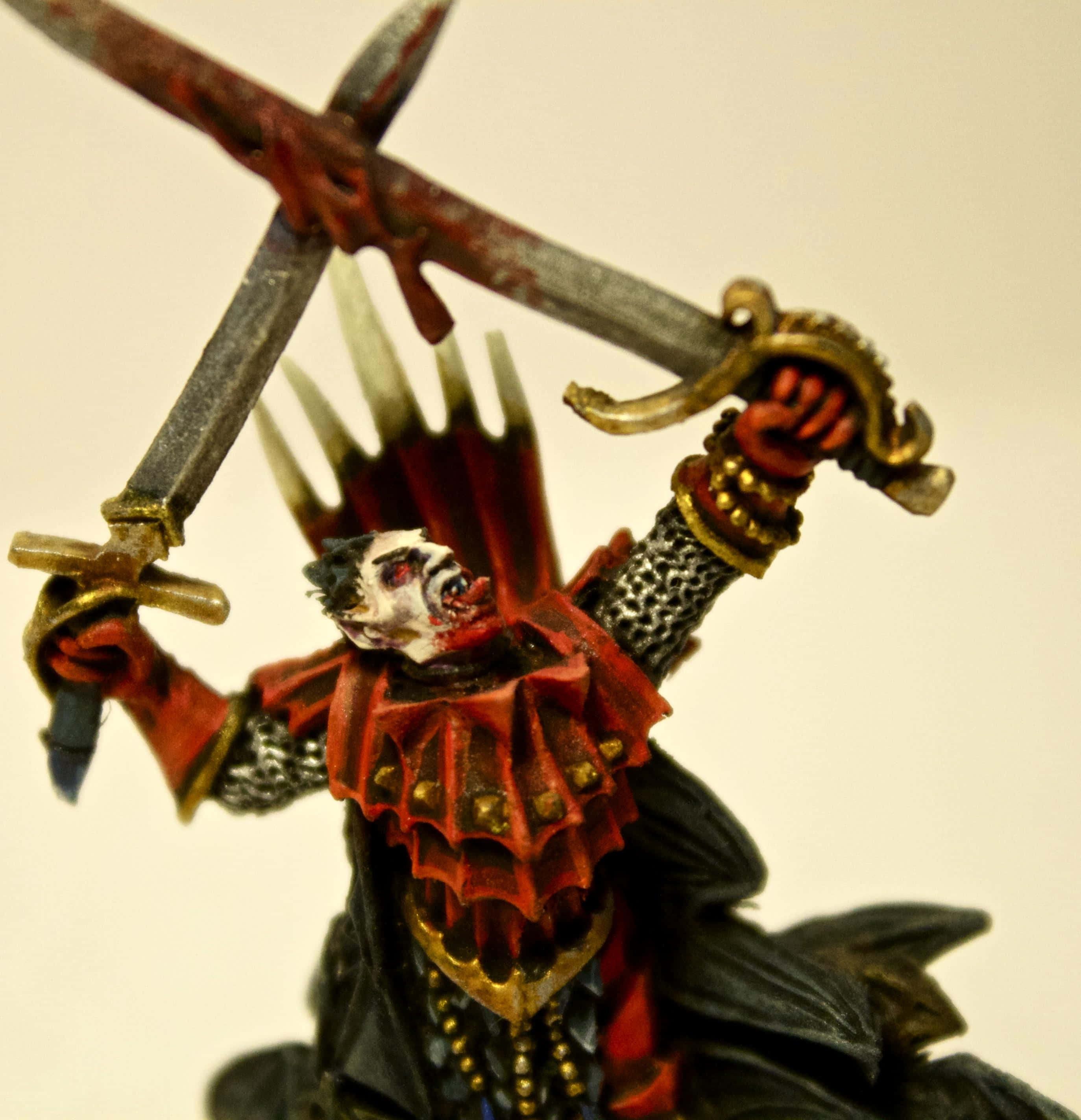 Vampire Lord 桌布 壁紙 — 一個血淋淋的微型戰士，身穿紅黑盔甲，露出兇狠的笑容，揮舞著兩把劍。