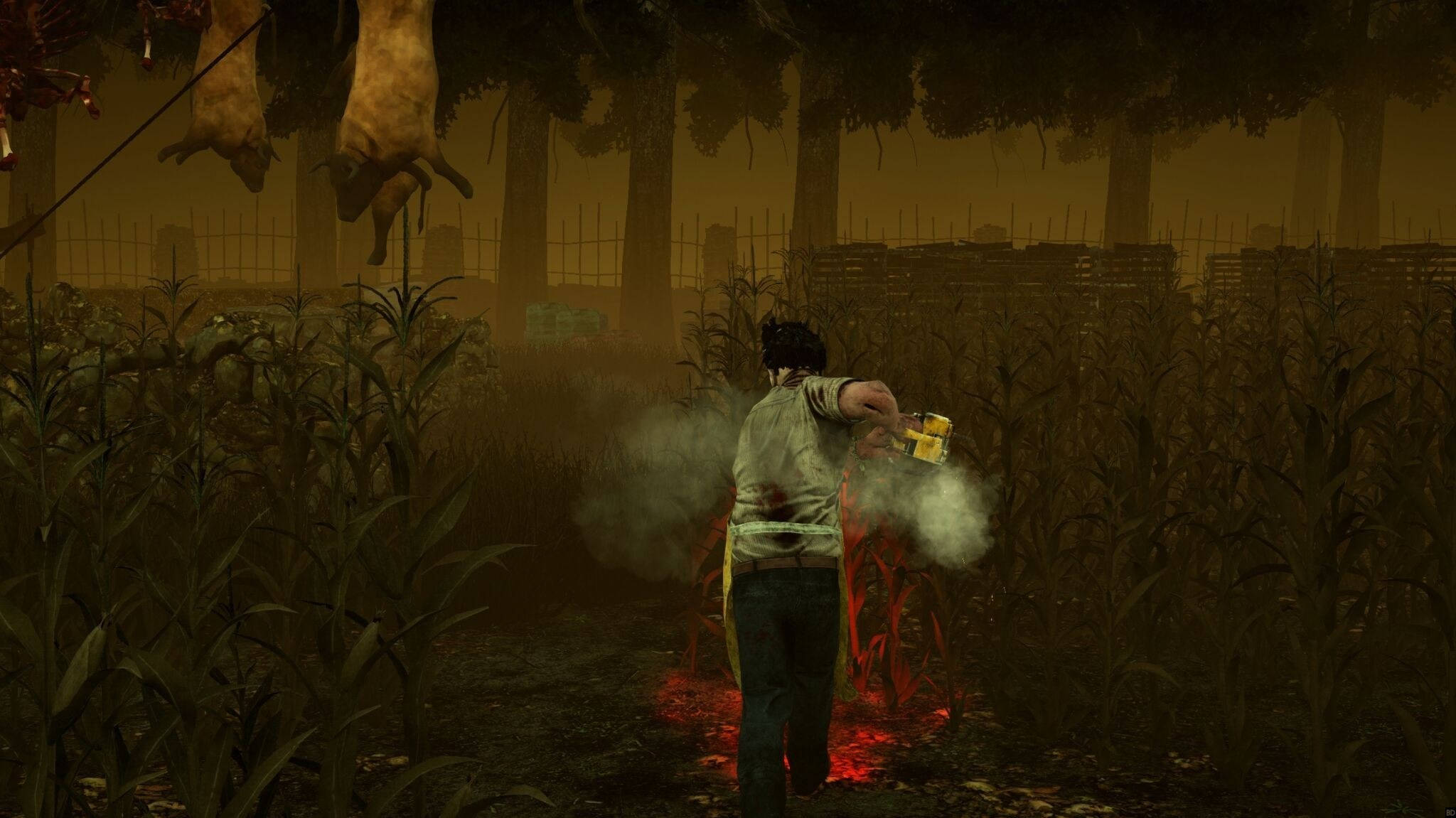 Leatherface 桌布 壁紙 — 一個血淋淋的男人在玉米田裡，在朦朧的橙色天空下，向懸掛的動物屍體開槍。