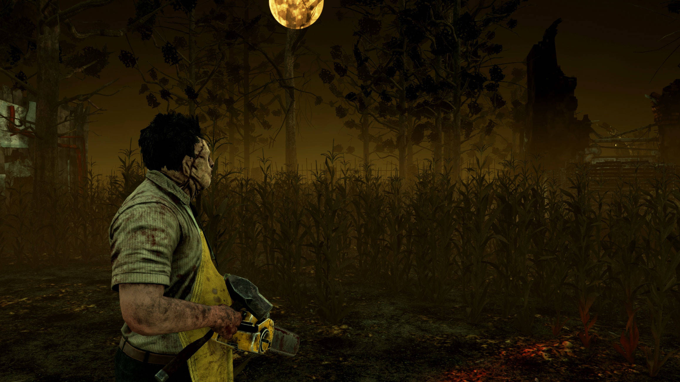 Leatherface 桌布 壁紙 — 一個血淋淋的男人穿著黃色背心，在黑暗的玉米田裡，在發光的橙色月亮下拿著電鋸。