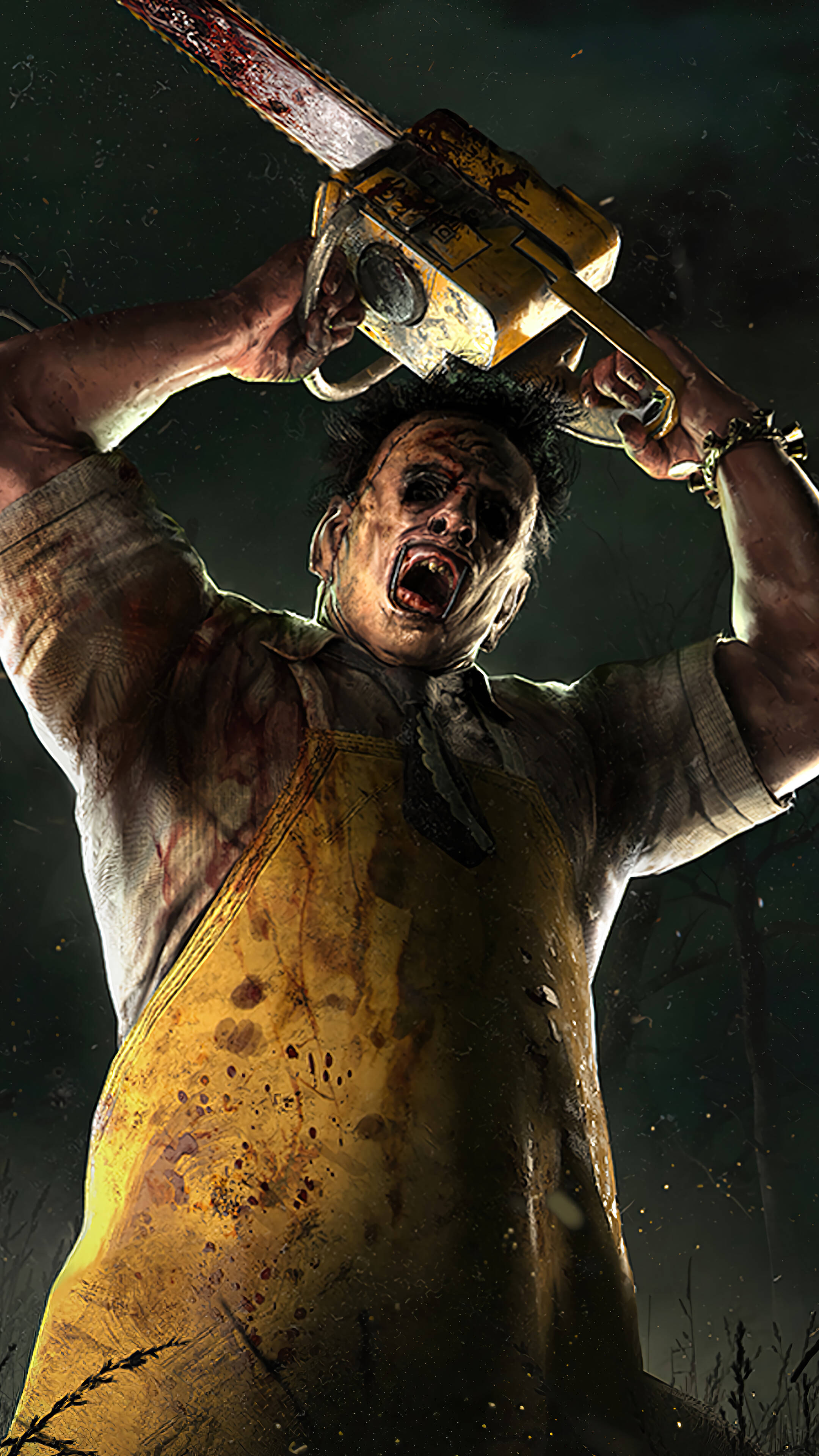horror villains 桌布 壁紙 — 一個血淋淋的電鋸殺人犯穿著黃色圍裙，在夜晚的黑暗森林中舉起武器。