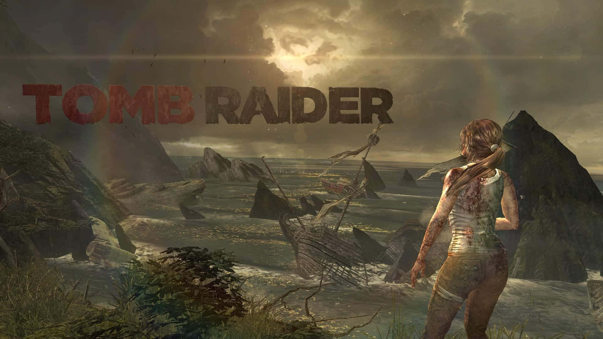 Best Shadow Of The Tomb Raider 桌布 壁紙 — 一個血跡斑斑的 Lara Croft 站在岩石海岸上，凝視著暴風雨日落天空下的一艘失事船隻，並疊加了 Tomb Raider 標題。