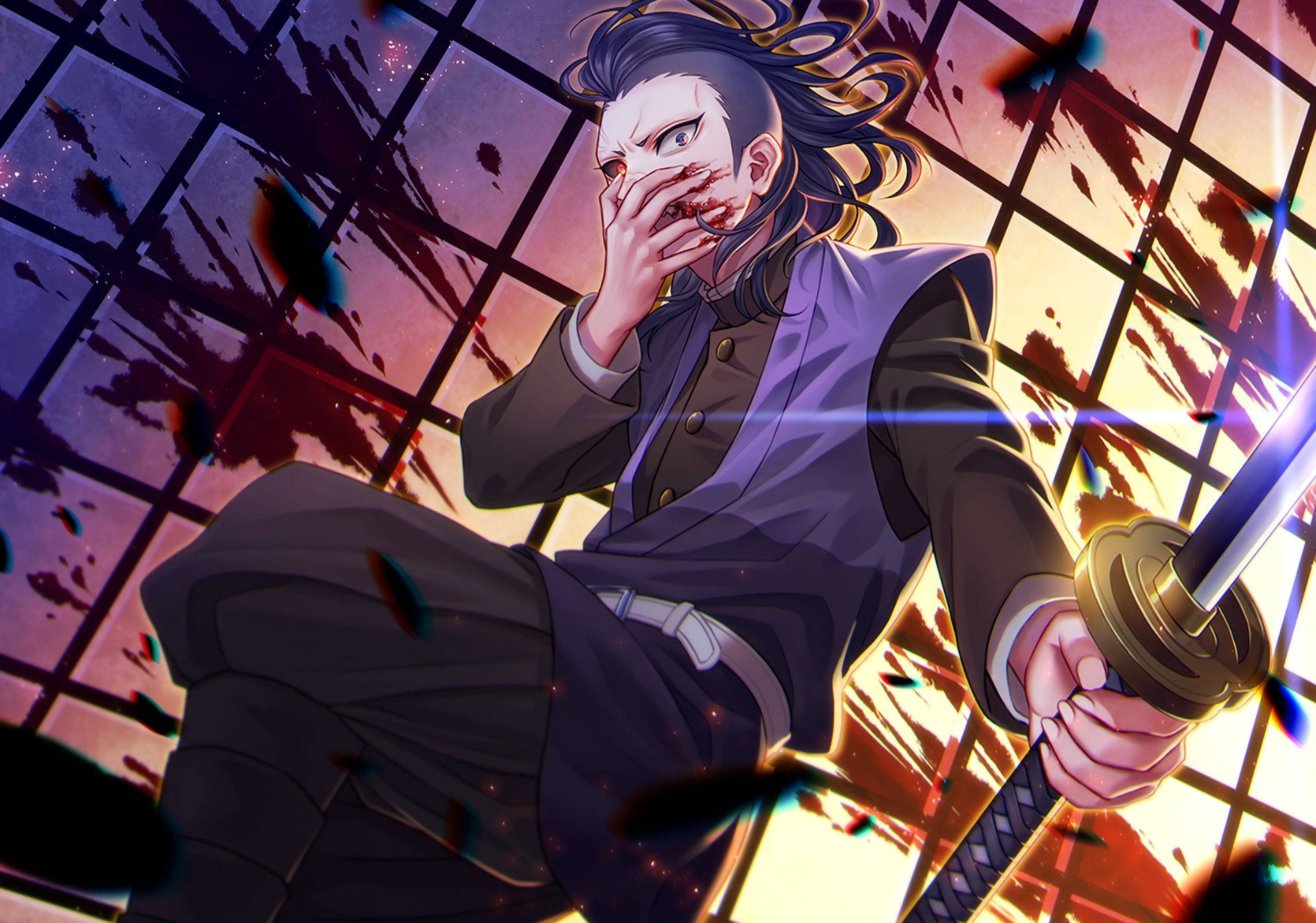 genya 桌布 壁紙 — 一個血跡斑斑的動漫劍士身穿深色制服，緊握刀刃，破碎的玻璃和深紅色的飛濺在他周圍飛舞，背景是熾熱的日落。