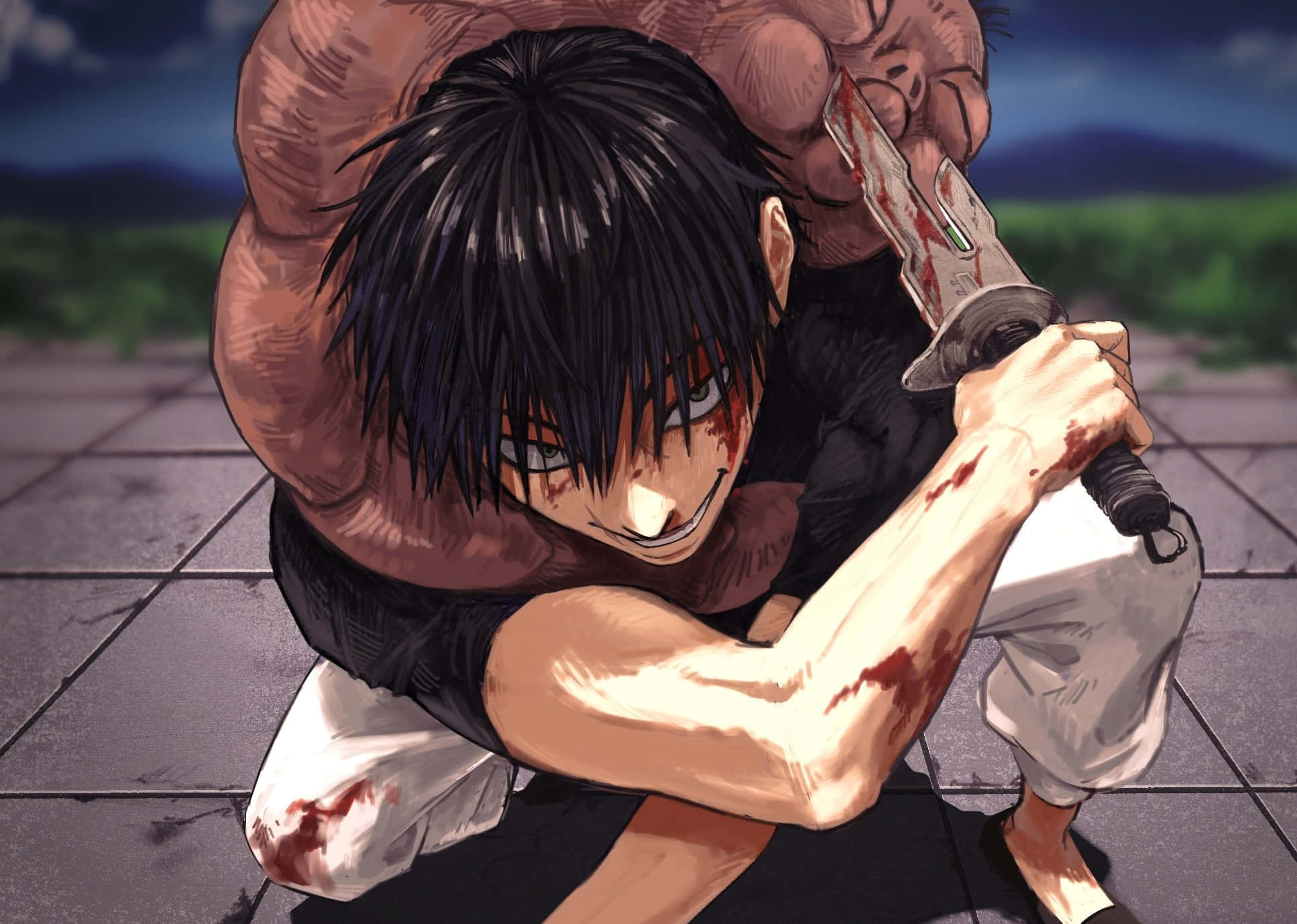 Toji Fushiguro 桌布 壁紙 — 一個血跡斑斑的動漫戰士在瓷磚庭院中，一邊揮舞著刀，一邊對著一個巨大的肌肉對手露出挑釁的笑容。