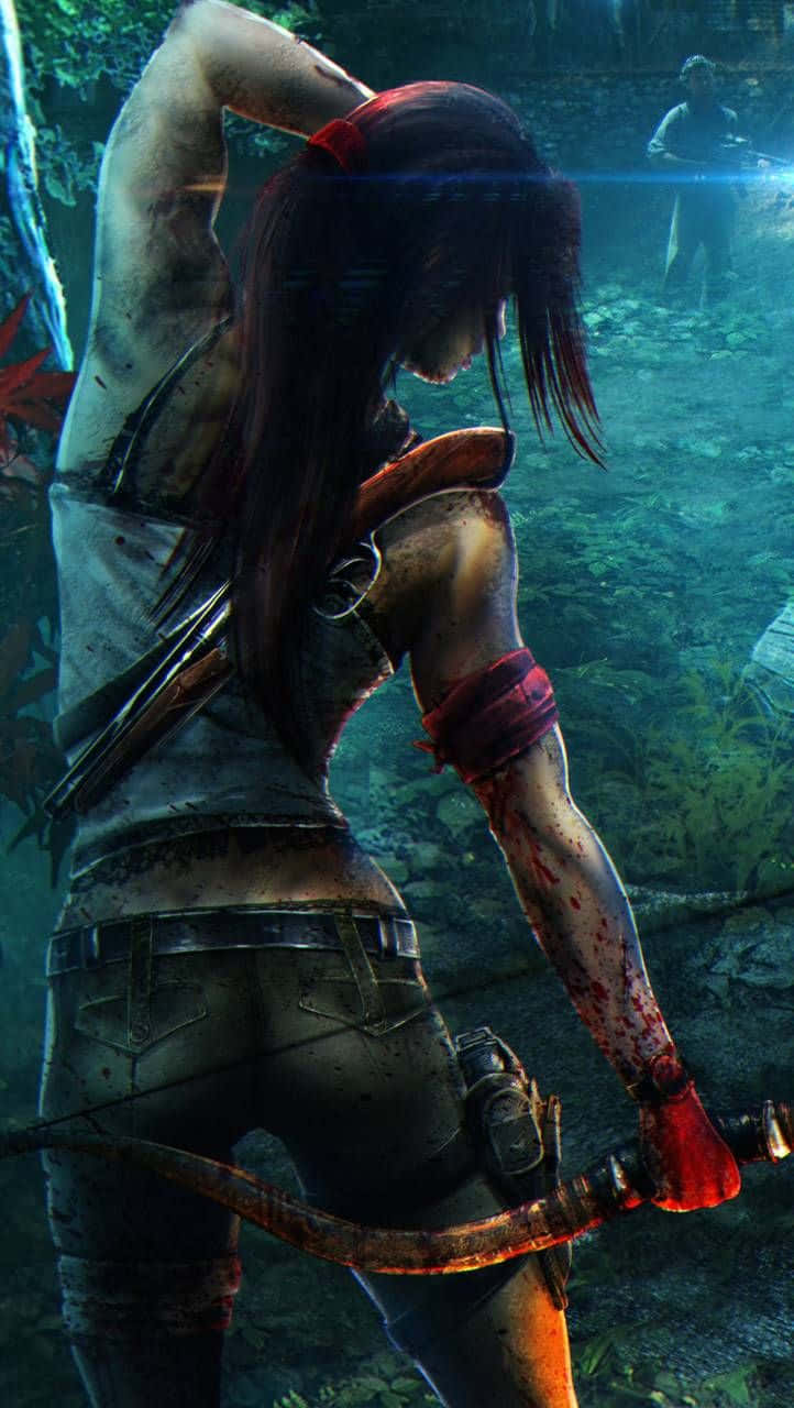 iPhone Xs Rise Of The Tomb Raider 桌布 壁紙 — 一個血跡斑斑的女冒險家在叢林環境中，在昏暗的綠色燈光下專注地拉弓。