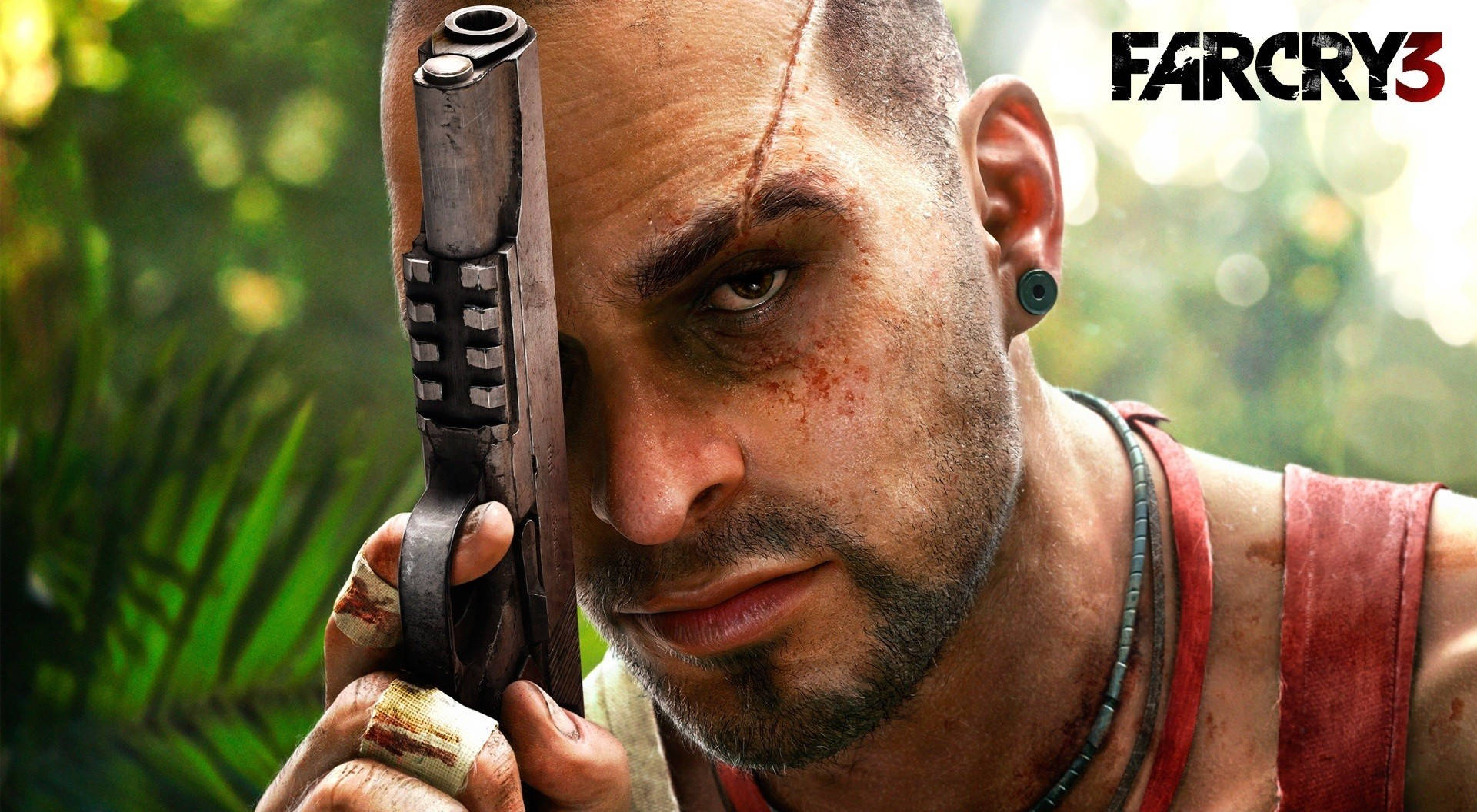 Far Cry 3 桌布 壁紙 — 一個血跡斑斑的男人在茂密叢林中握著一把手槍，陽光穿過樹葉的粗獷特寫。