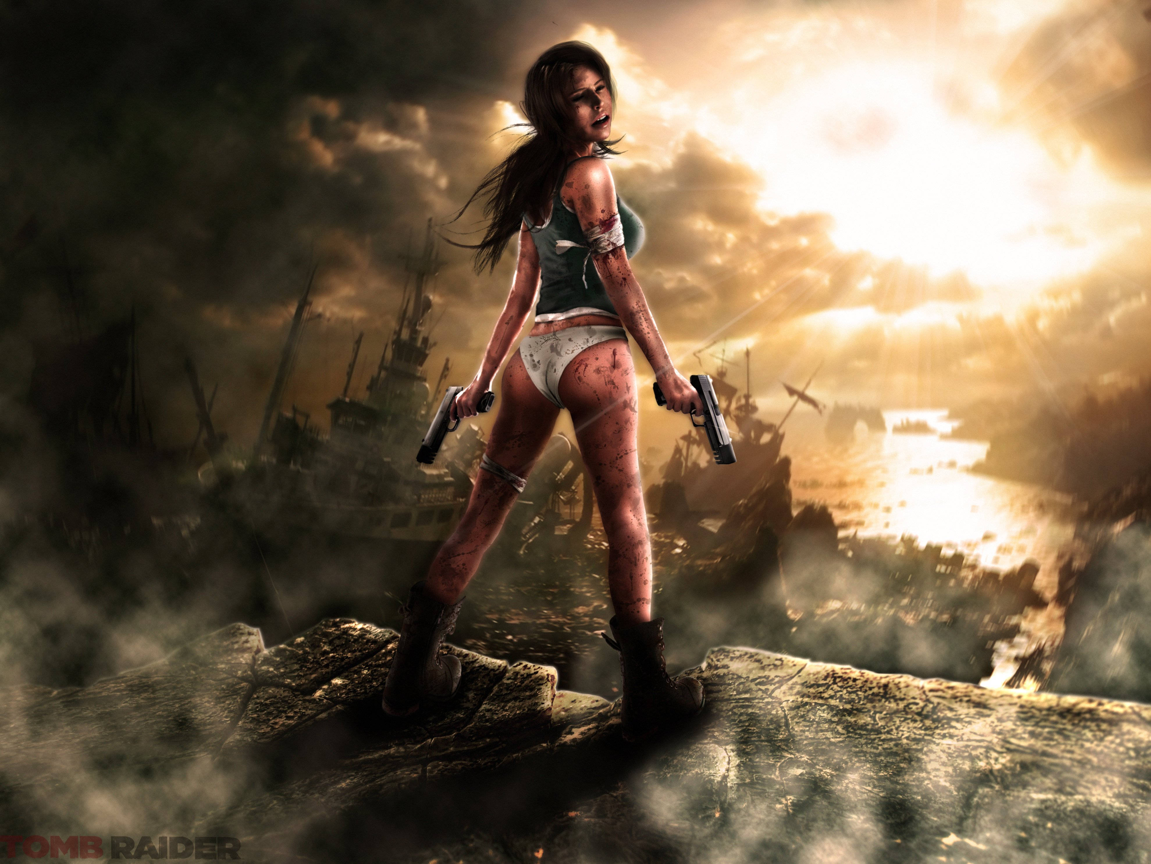 Tomb Raider Game 桌布 壁紙 — 一個血跡斑斑的蘿拉在日落時分挑釁地站在岩石海岸上，手持手槍，身後沉船在暴風雨中隱現。