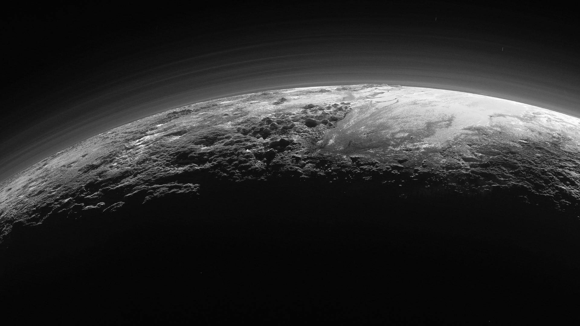 從太空看到的灰色調行星，帶有旋轉雲層 — 太陽系 GIF 壁紙