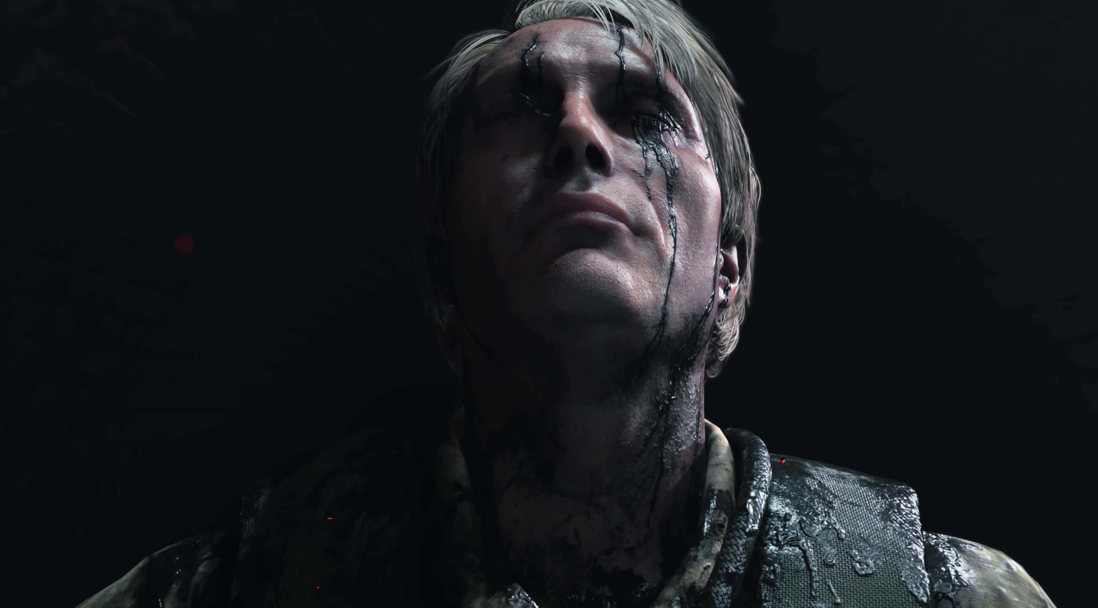Death Stranding Pc 桌布 壁紙 — 一個表情陰沉的男人，臉上流著血，背景陰暗的特寫。