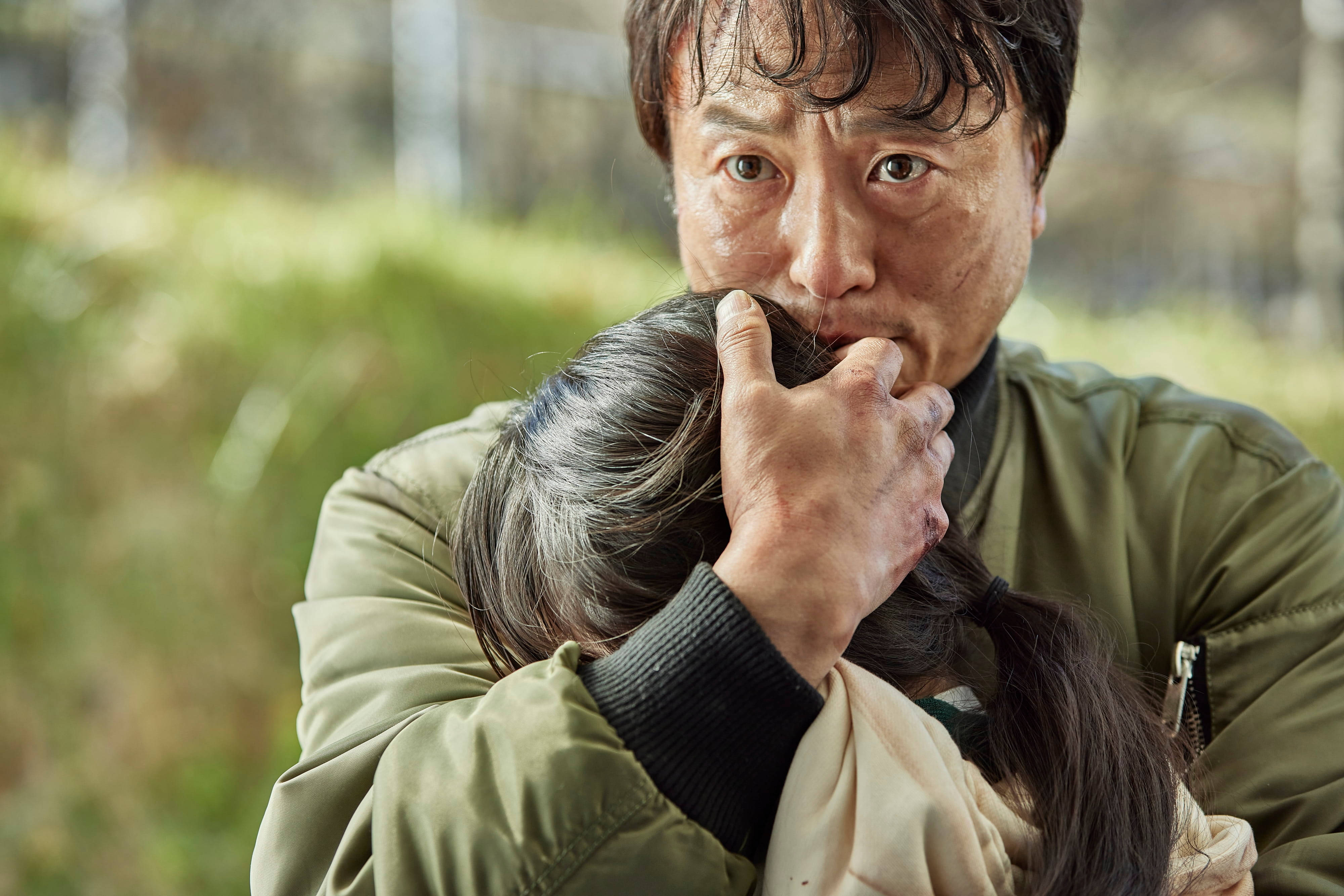 dead 桌布 壁紙 — 一個表情驚恐的男人在緊張的戶外對峙中抓住一個女人的頭。