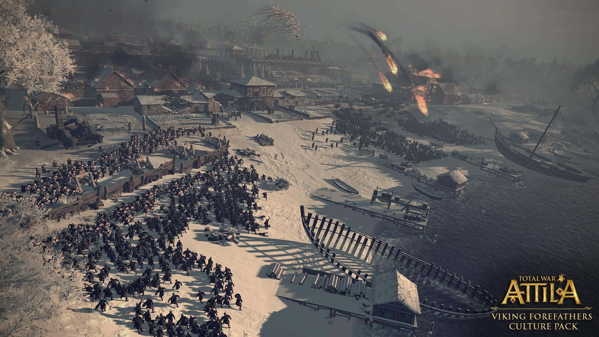 HD Total War Attila 桌布 壁紙 — 一個被圍攻的雪地維京村莊，燃燒的長船和戰士在冬季混亂中交戰。