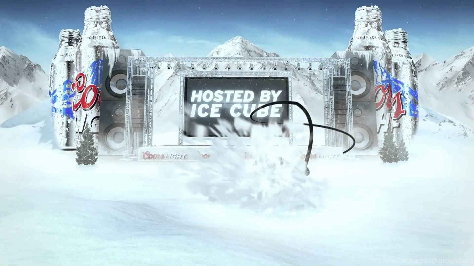 Coors Light 桌布 壁紙 — 一個被巨大冰凍Coors Light啤酒瓶框住的雪地音樂會舞台，螢幕上顯示「HOSTED BY ICE CUBE」。