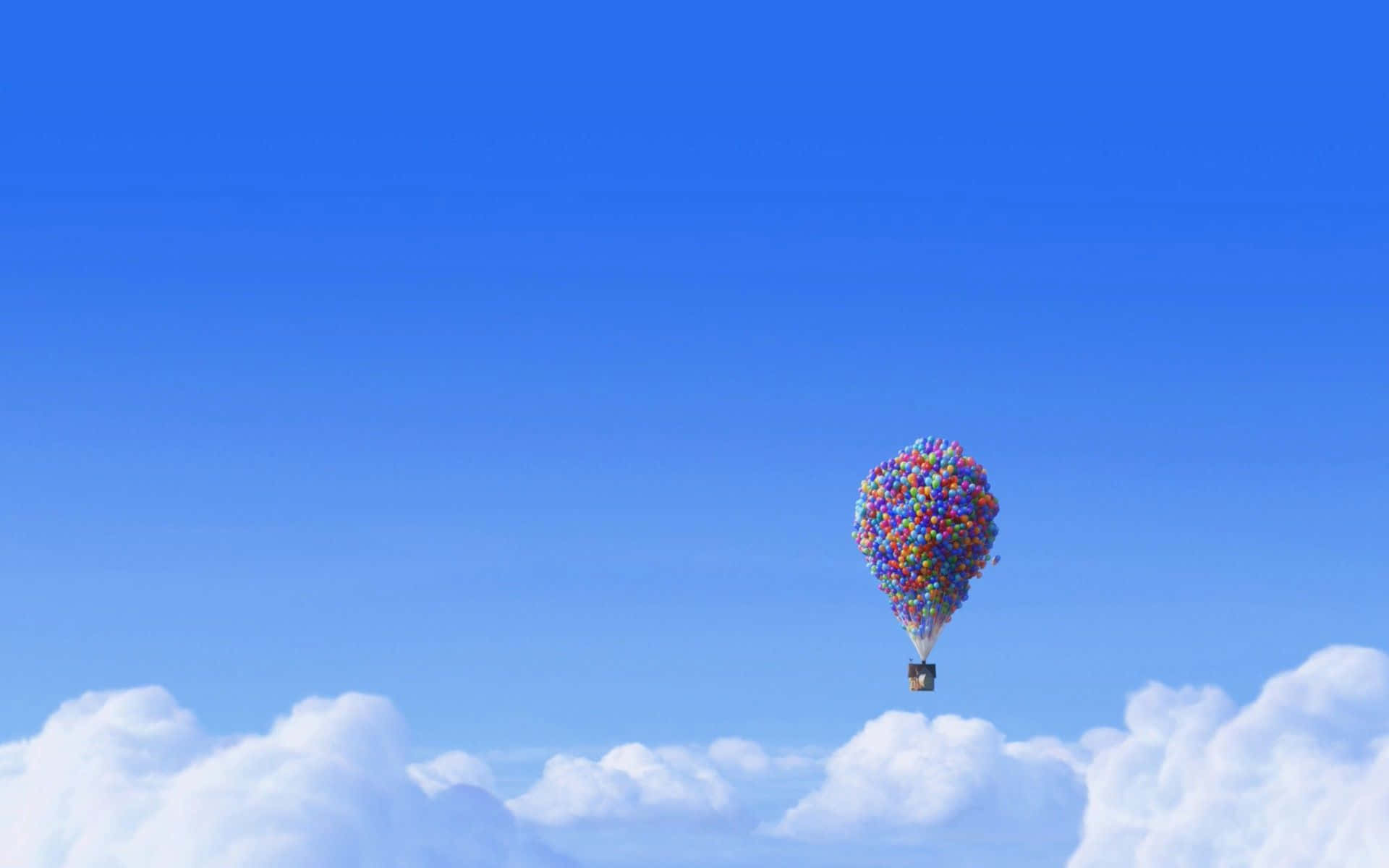 Up Movie 桌布 壁紙 — 一個被數千個彩色氣球升起的奇幻籃子，在廣闊清澈的藍天下，寧靜地漂浮在蓬鬆的白雲之上。