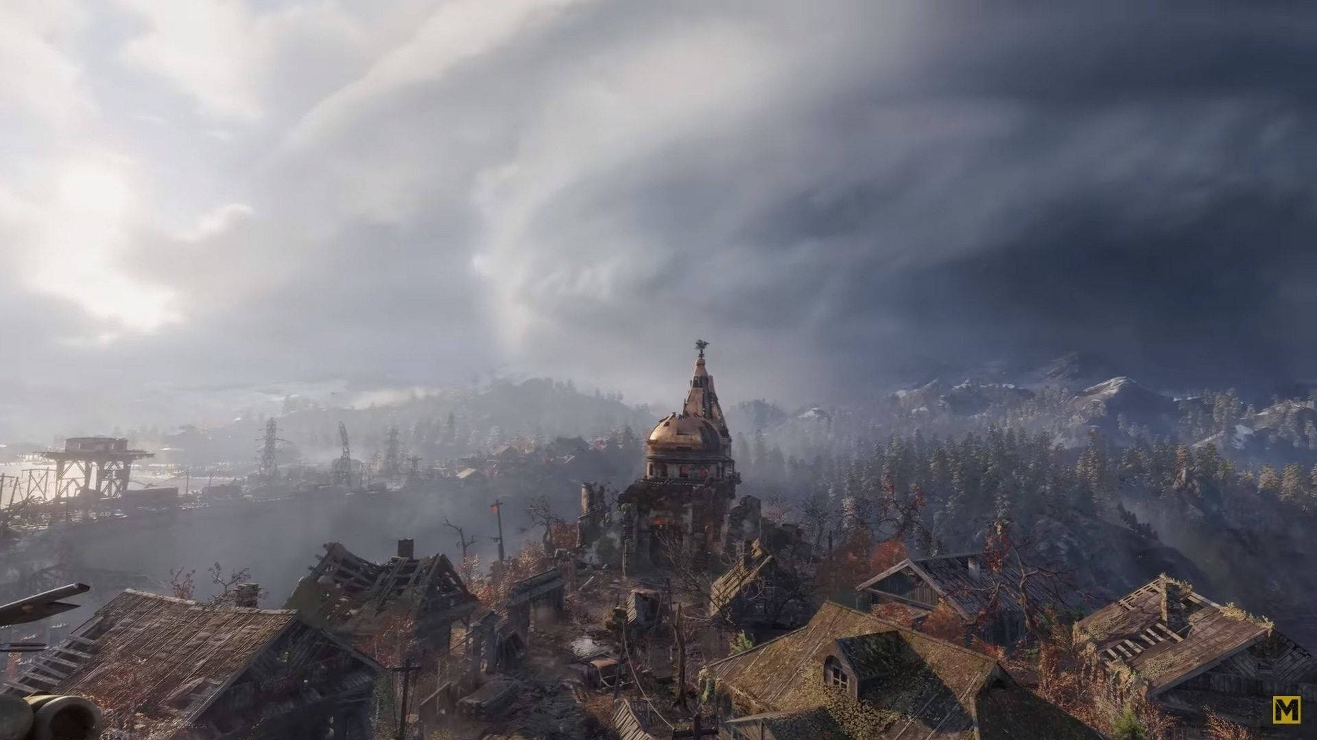 Metro Exodus 桌布 壁紙 — 一個被毀壞的村莊，有一座圓頂教堂，矗立在風暴天空下，有烏雲和遠處的雪山。