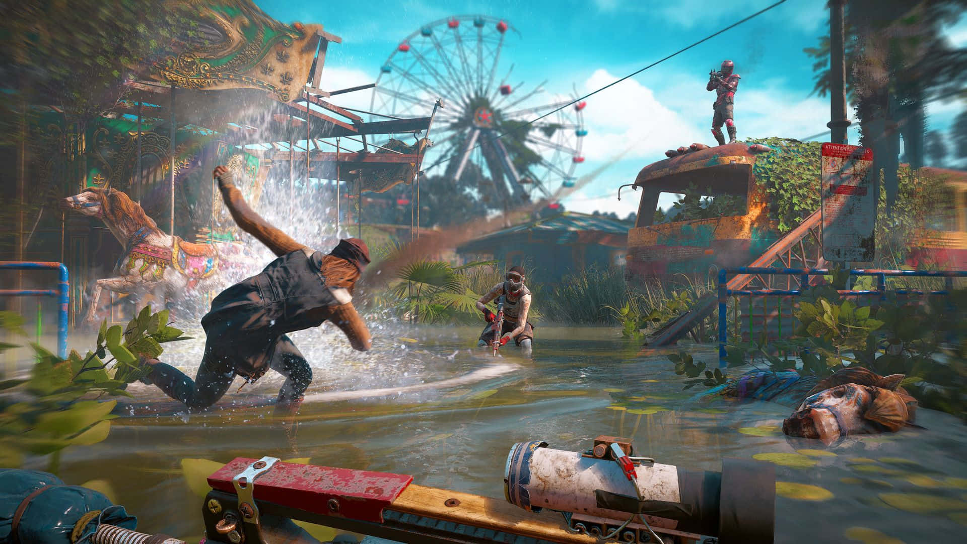 Best Far Cry New Dawn 桌布 壁紙 — 一個被水淹沒的遊樂園，角色們在破損的遊樂設施和茂密的植被中戰鬥，天空明亮。