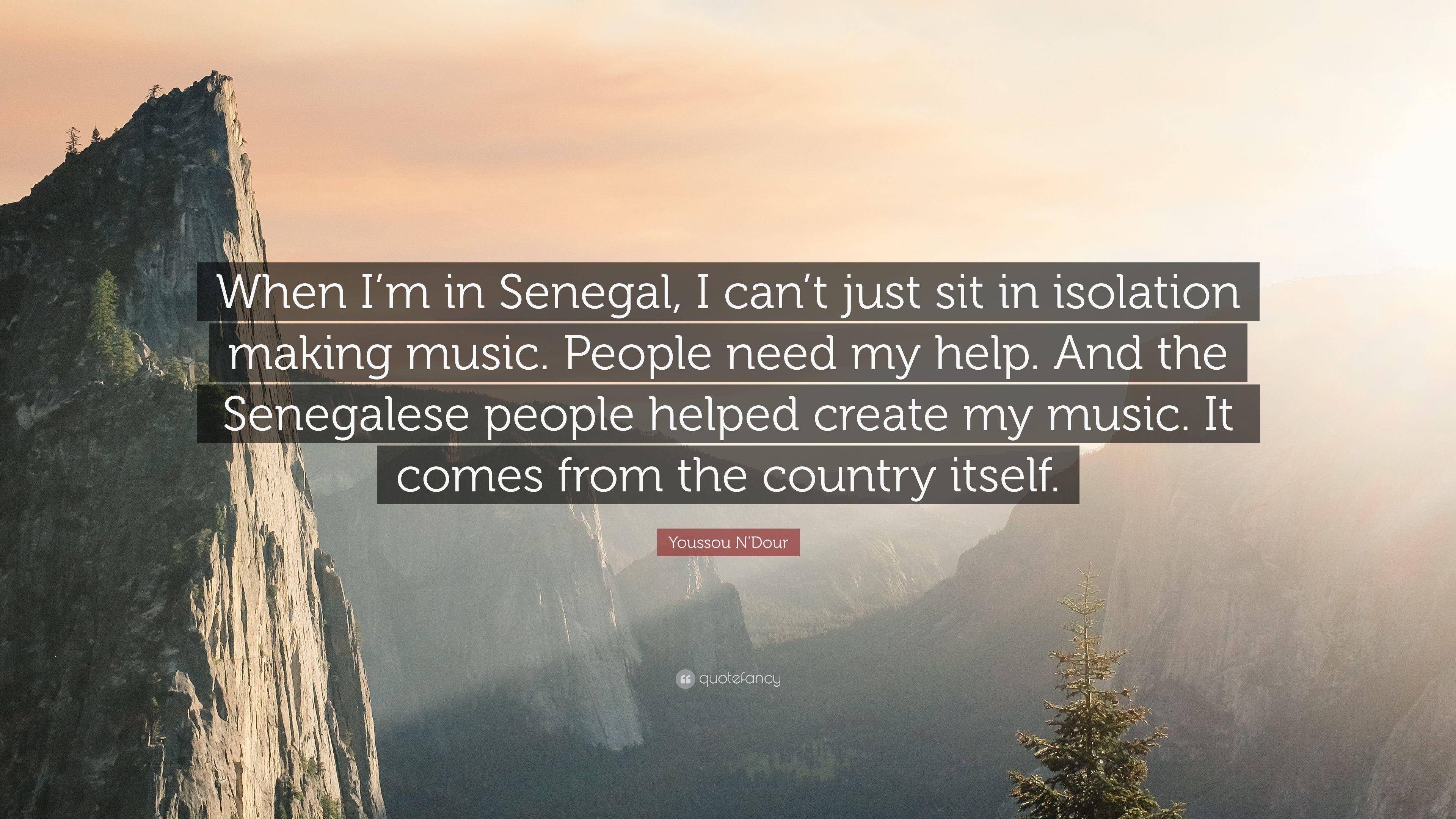 Senegal 桌布 壁紙 — 一個被溫暖日出光芒籠罩的山谷，上面覆蓋著關於塞內加爾音樂文化的引言。