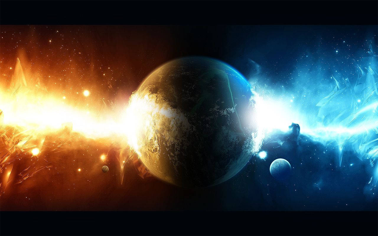 Fire And Ice 桌布 壁紙 — 一個被熾熱橙色和冰冷藍色星雲分割的宇宙行星，在深空中有發光的恆星和較小的衛星。